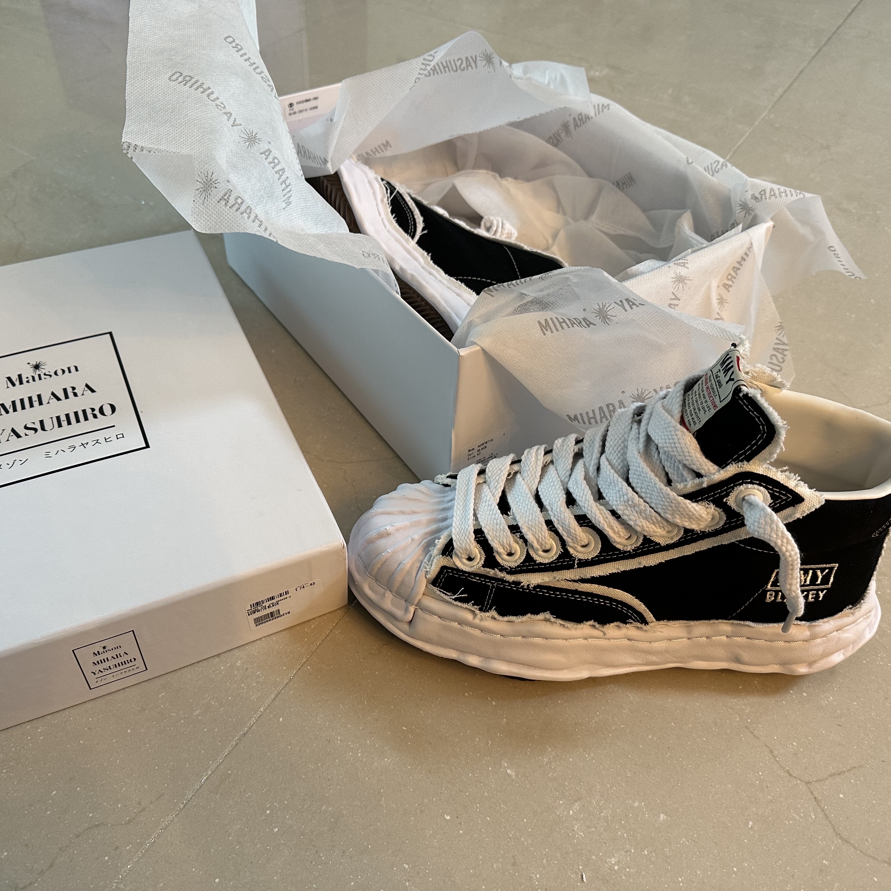 Maison Mihara Yasuhiro Blakey OG Sole OH Canvas High-top Sneakers Black 착용 스타일