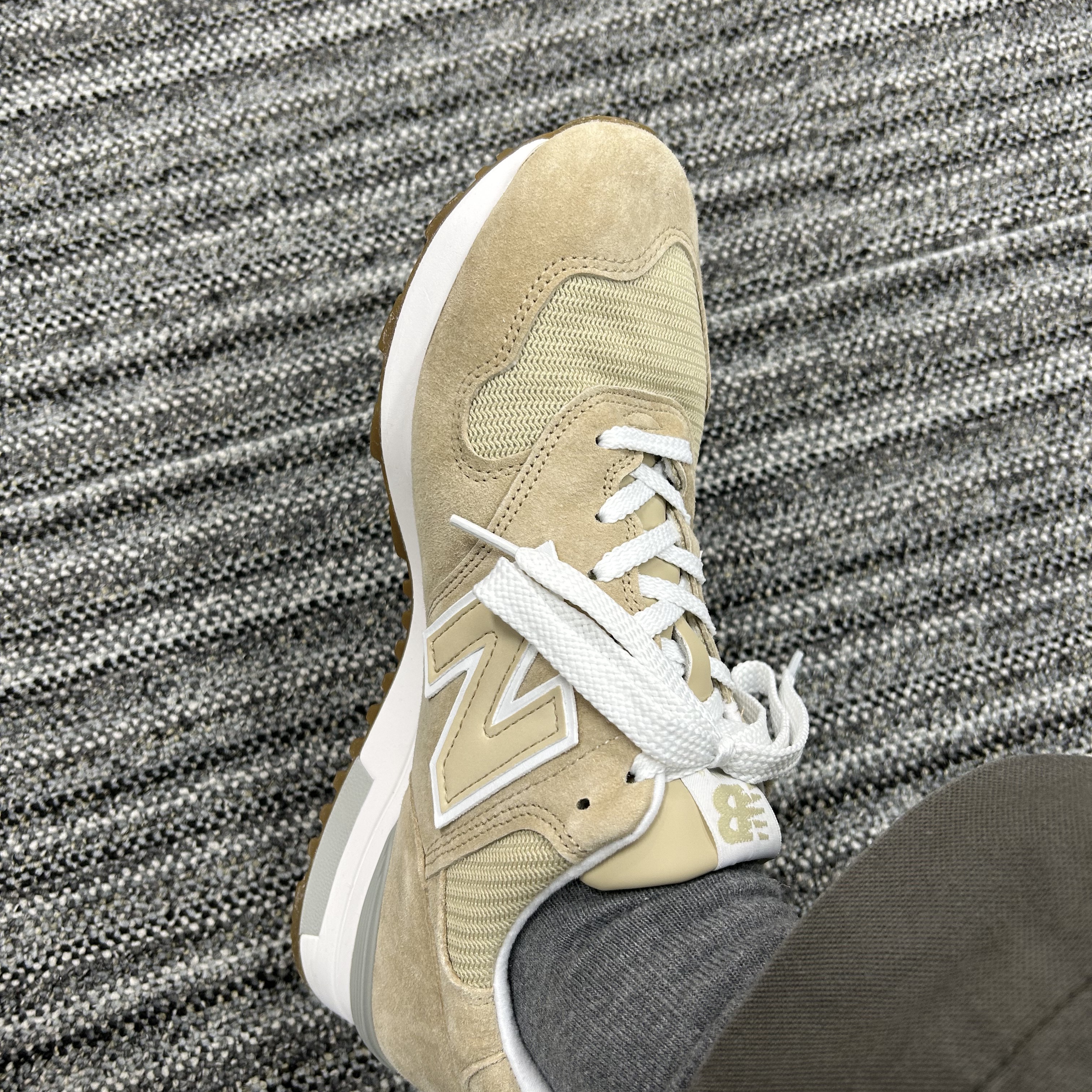 New Balance 1400 Made in USA Tan 착용 스타일 - 2