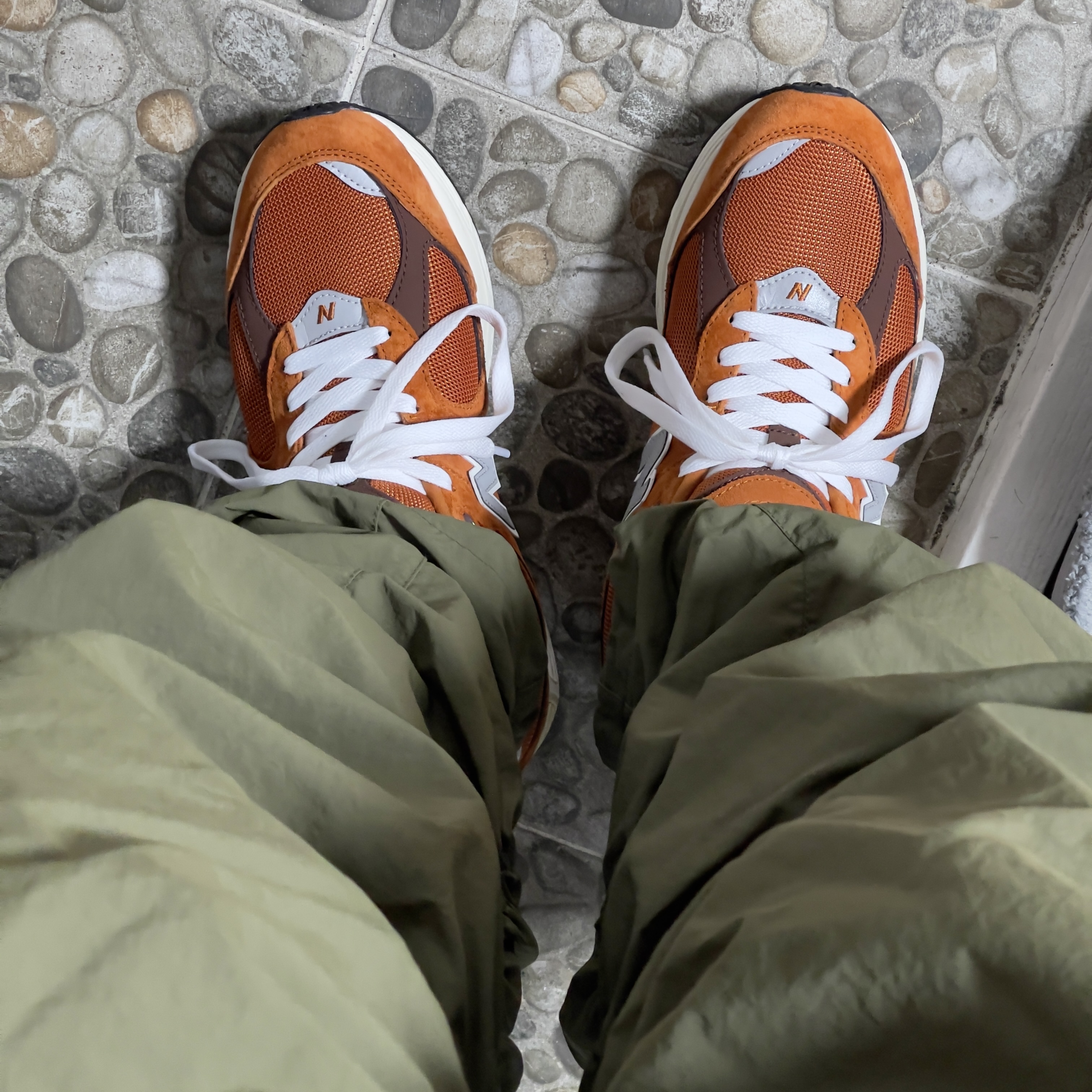 New Balance 2002R Rust Oxide 착용 스타일 - 3