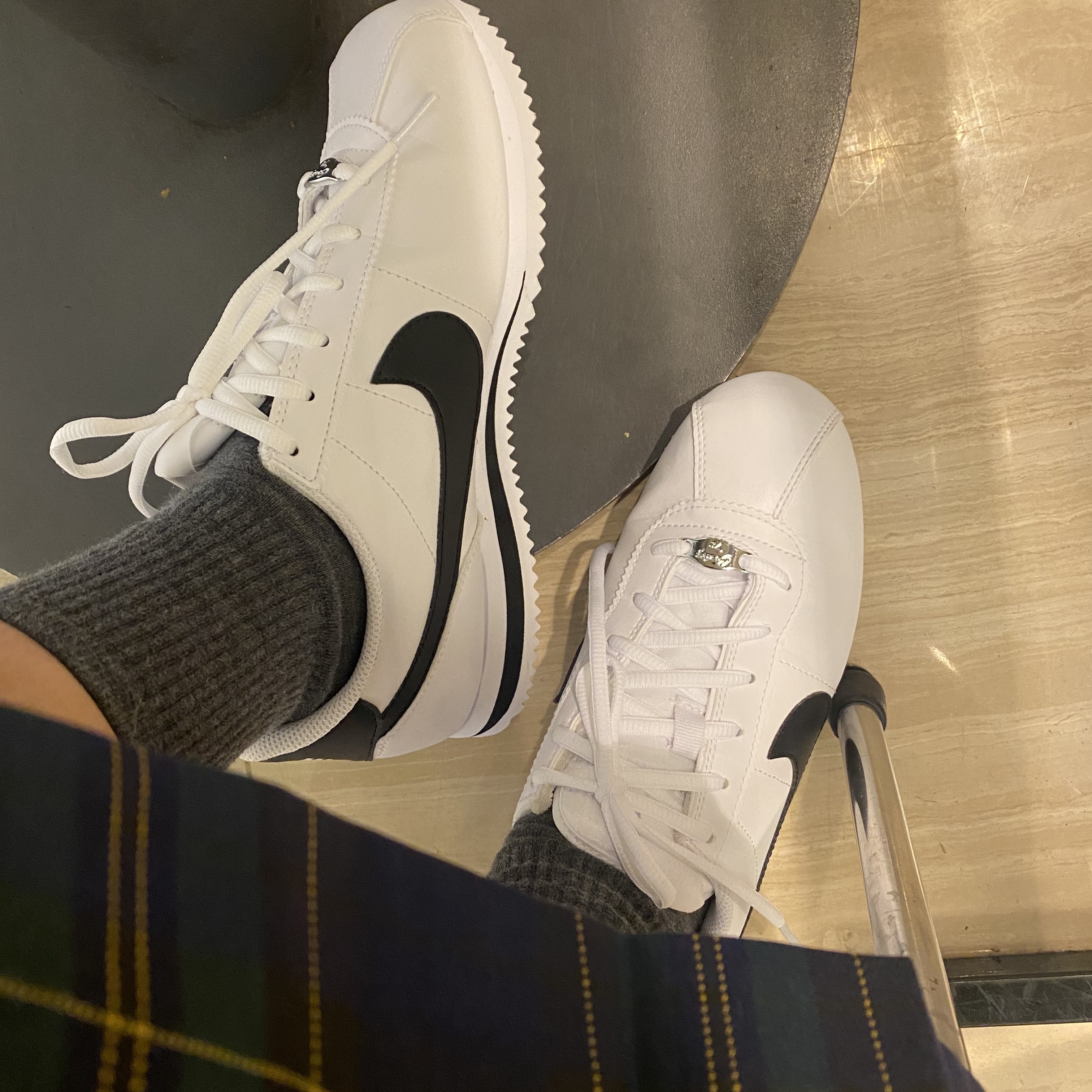 (GS) Nike Cortez Basic SL White Black 착용 스타일