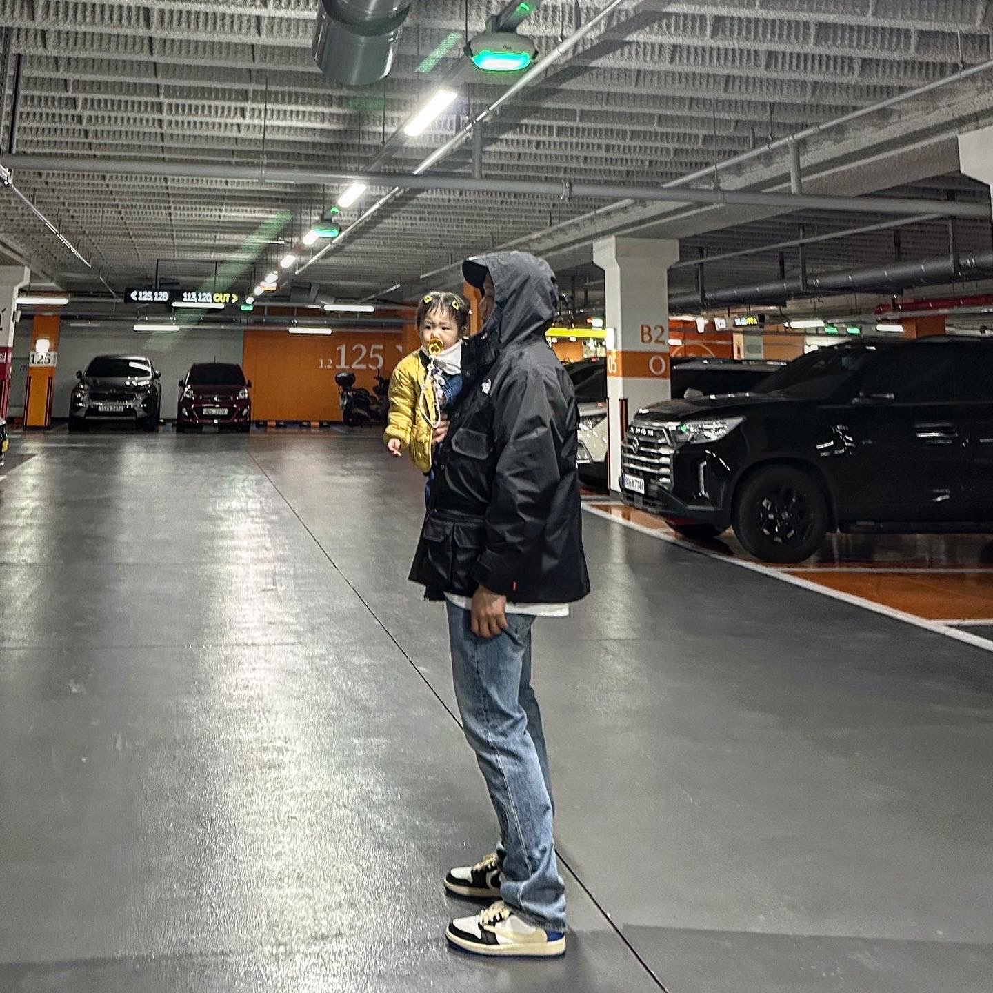 Jordan 1 x Travis Scott x Fragment Retro Low OG SP Military Blue, Stussy x Levi's Embossed 501 Jean Indigo 착용 스타일 - 2