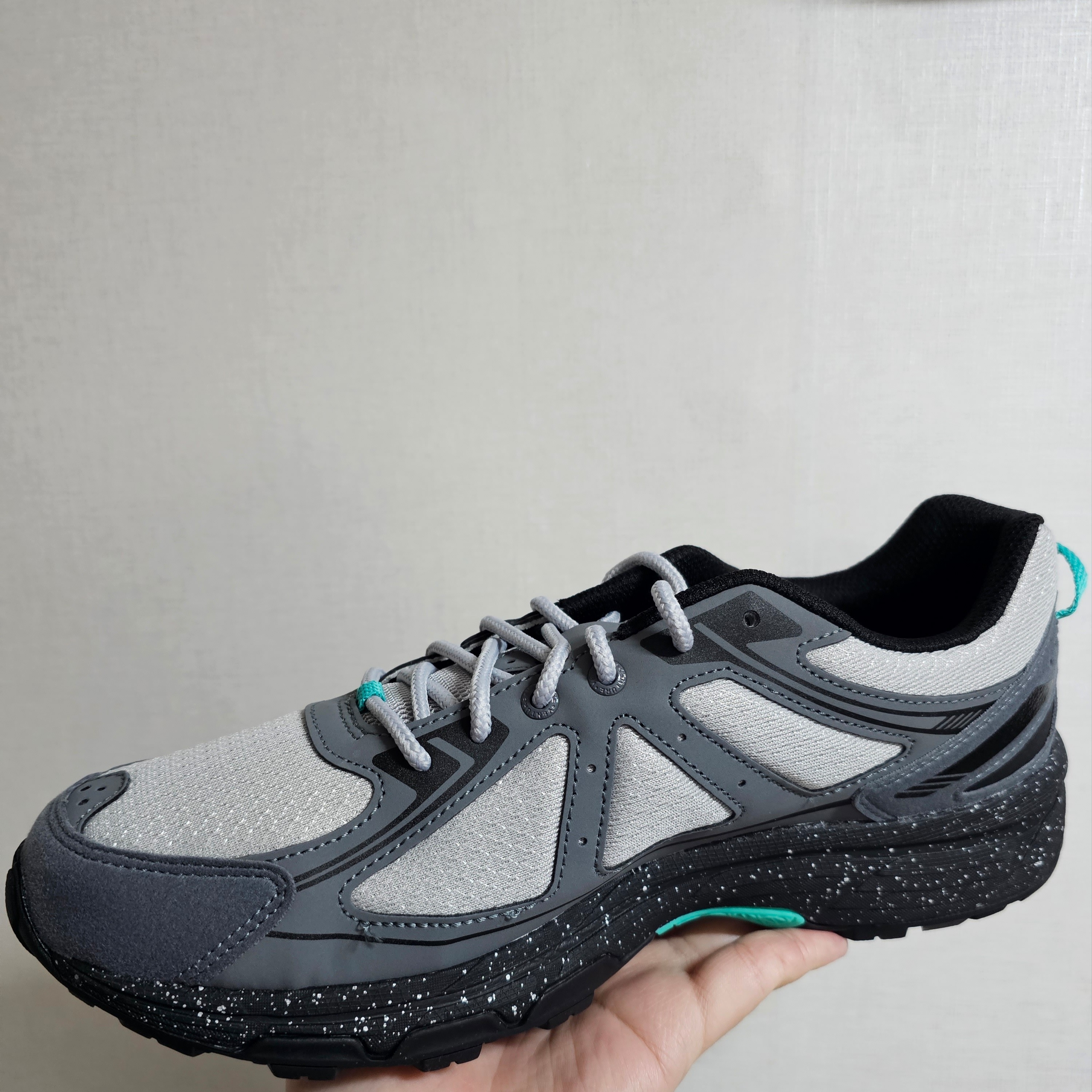 Asics Gel-Venture 6 Mid Grey Black 착용 스타일 - 2