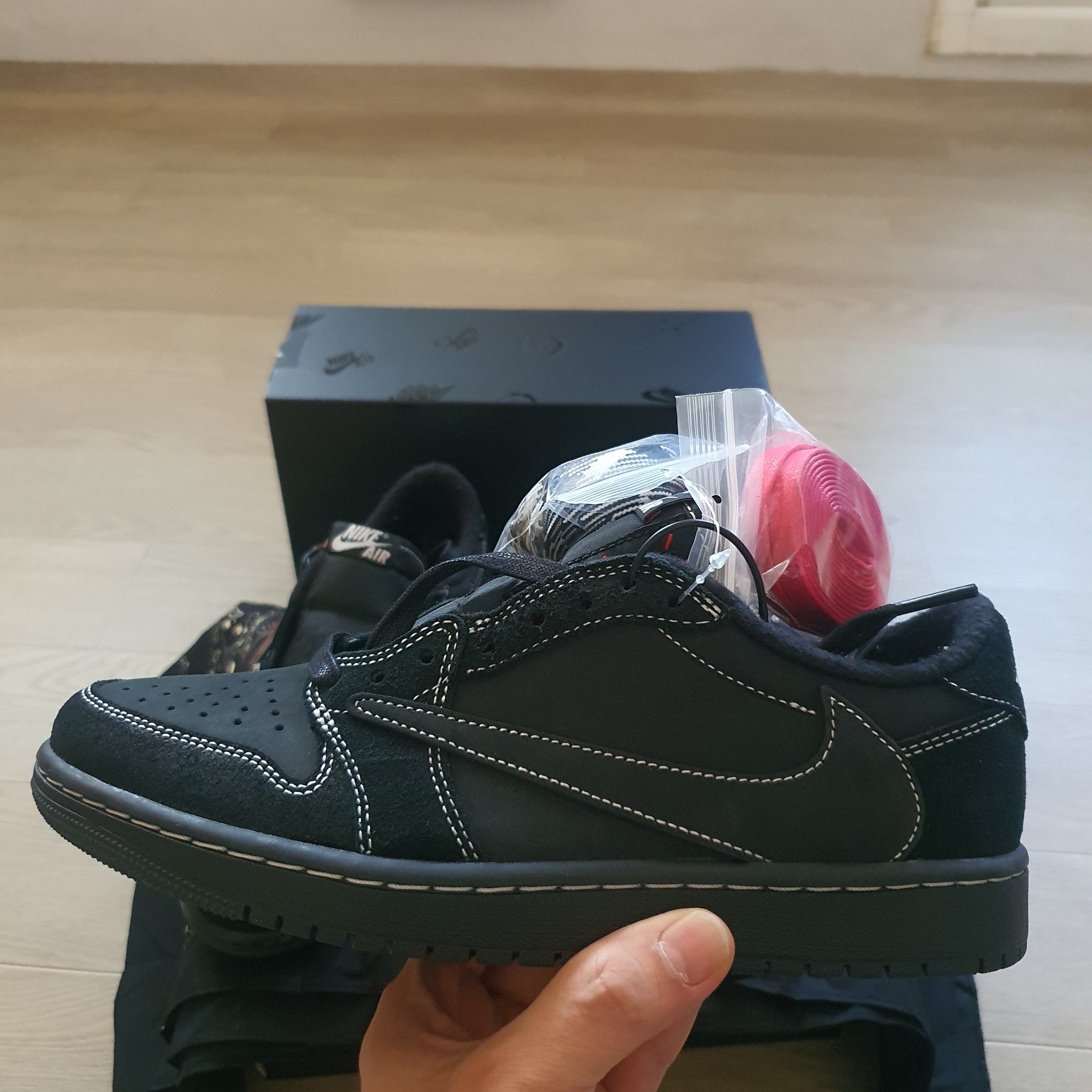 Jordan 1 x Travis Scott Retro Low OG SP Black Phantom 착용 스타일 - 1