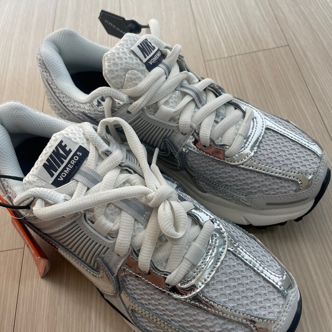 (W) Nike Zoom Vomero 5 Photon Dust and Metallic Silver 착용 스타일