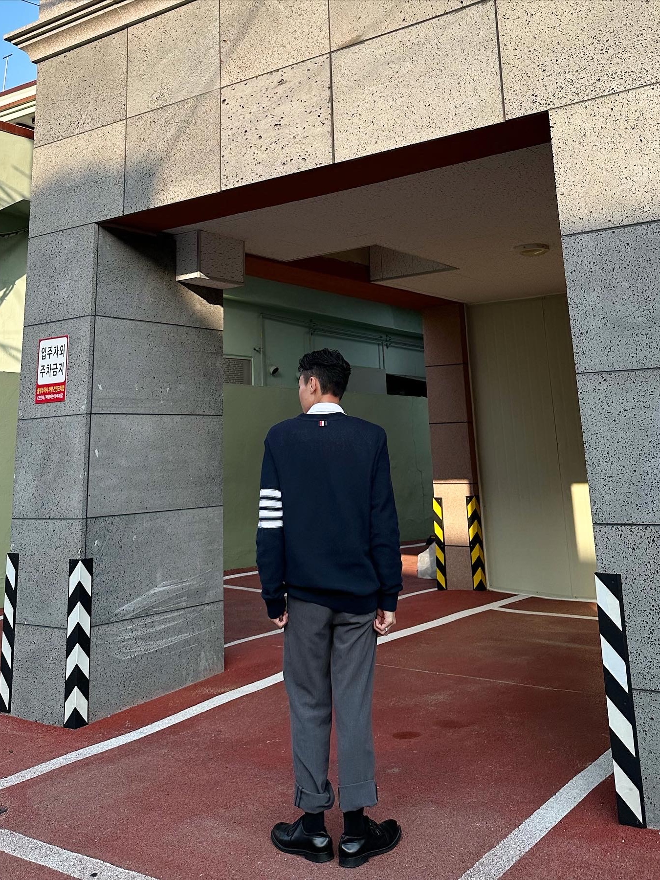 Thom Browne Open Raschel Stitch 4-Bar V-Neck Cardigan Navy 착용 스타일 - 3