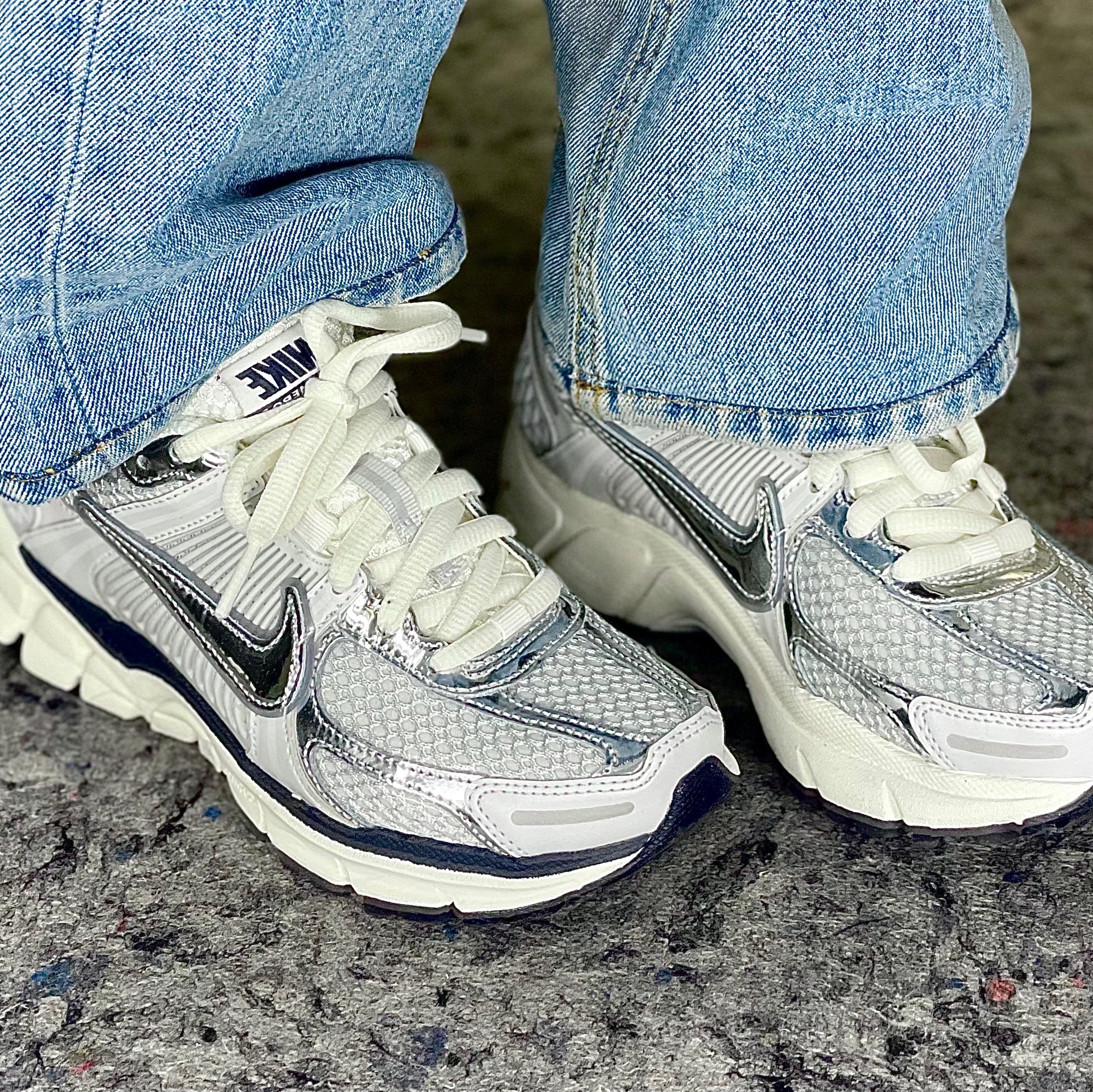 (W) Nike Zoom Vomero 5 Photon Dust and Metallic Silver 착용 스타일 - 1
