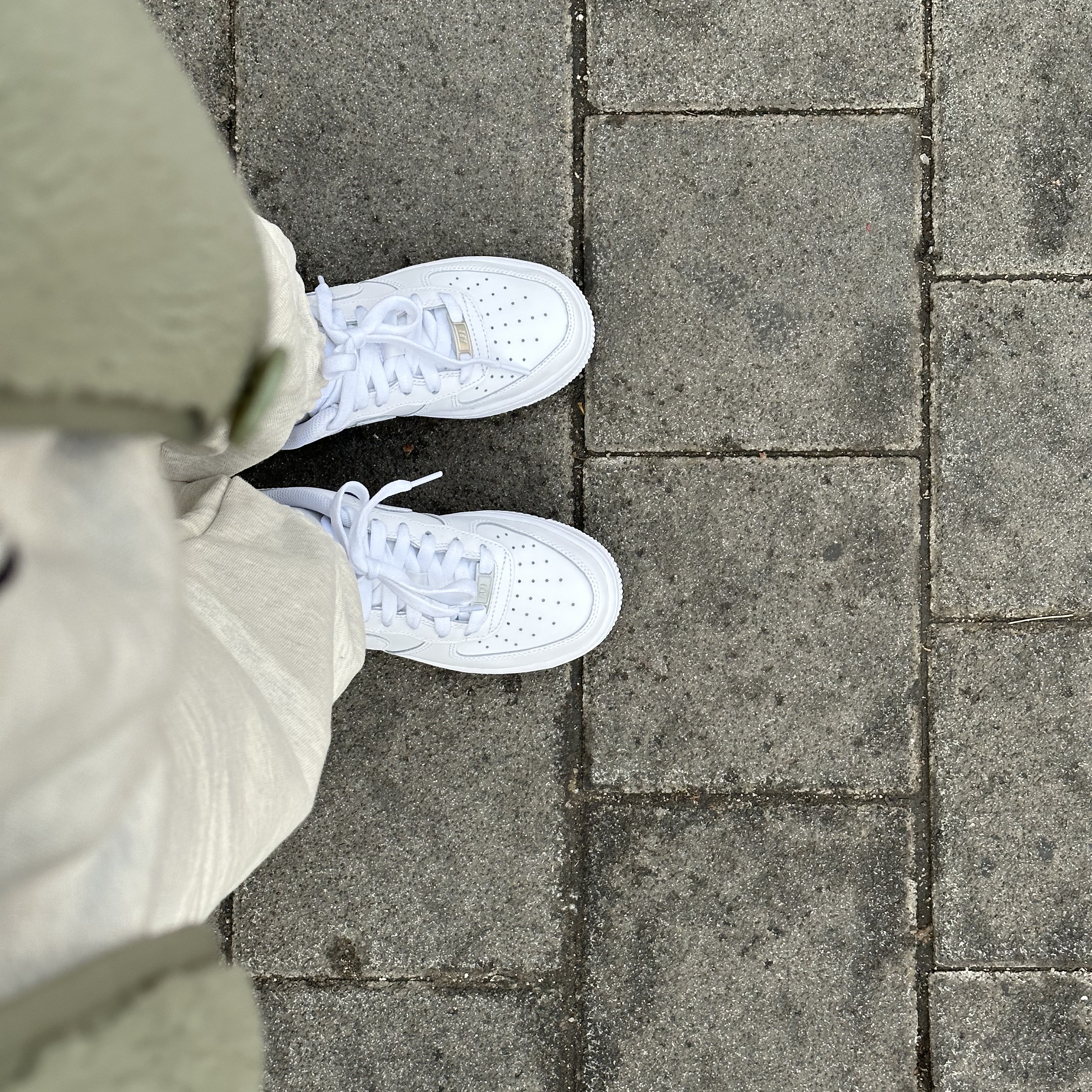 (GS) Nike Air Force 1 LE White 착용 스타일