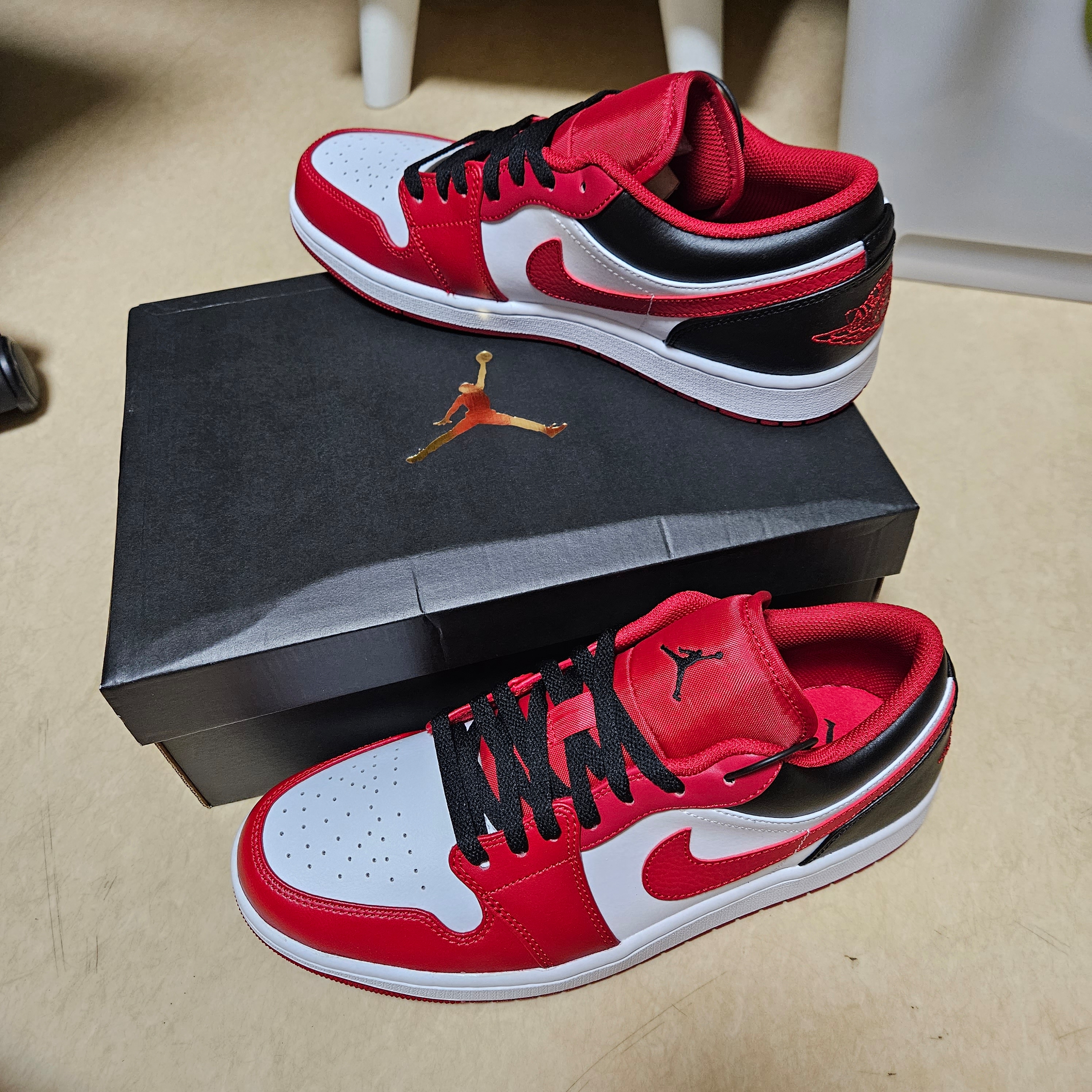 Jordan 1 Low White Gym Red Black 착용 스타일 - 2