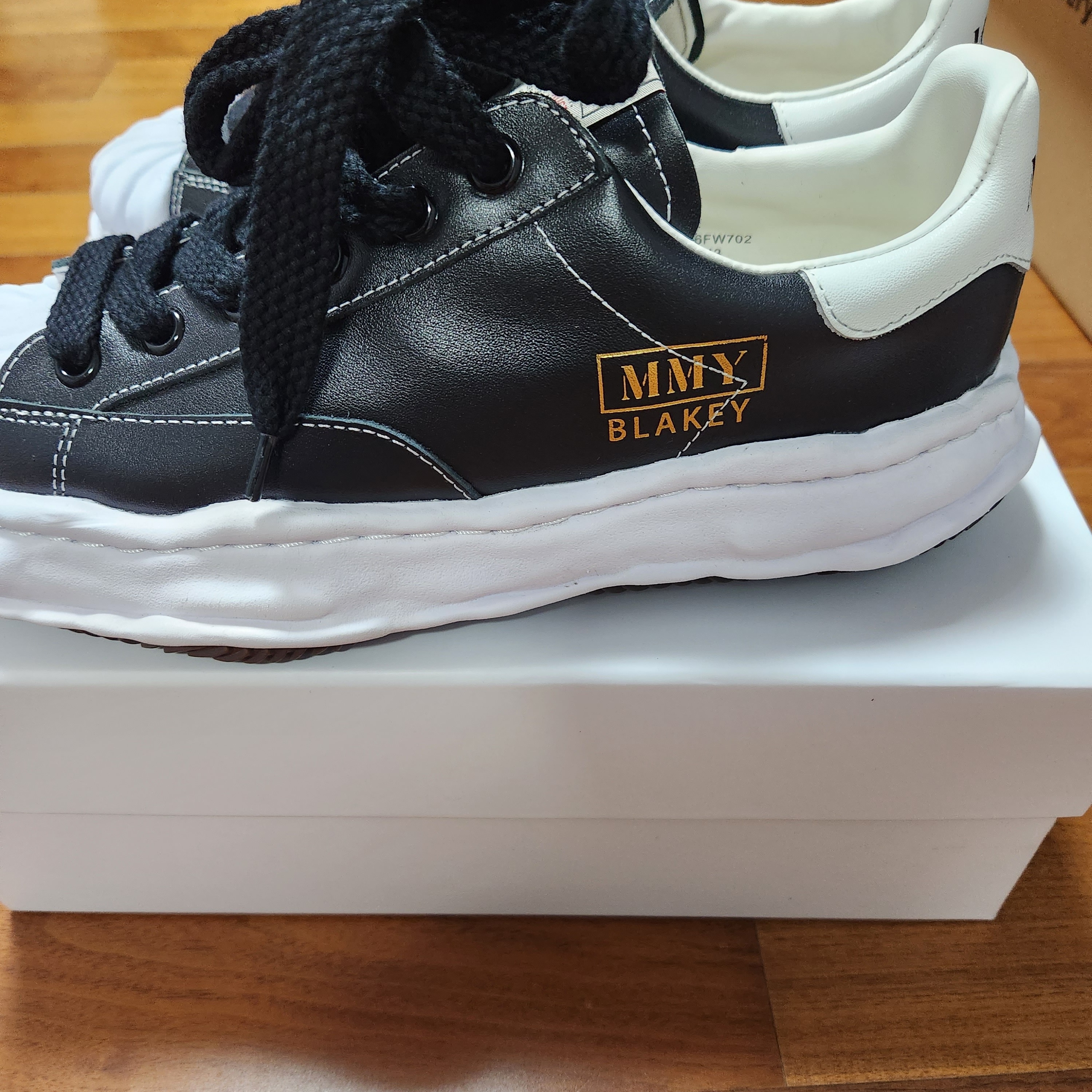 Maison Mihara Yasuhiro Blakey OG Sole Leather Low-top Sneakers Black 착용 스타일 - 1