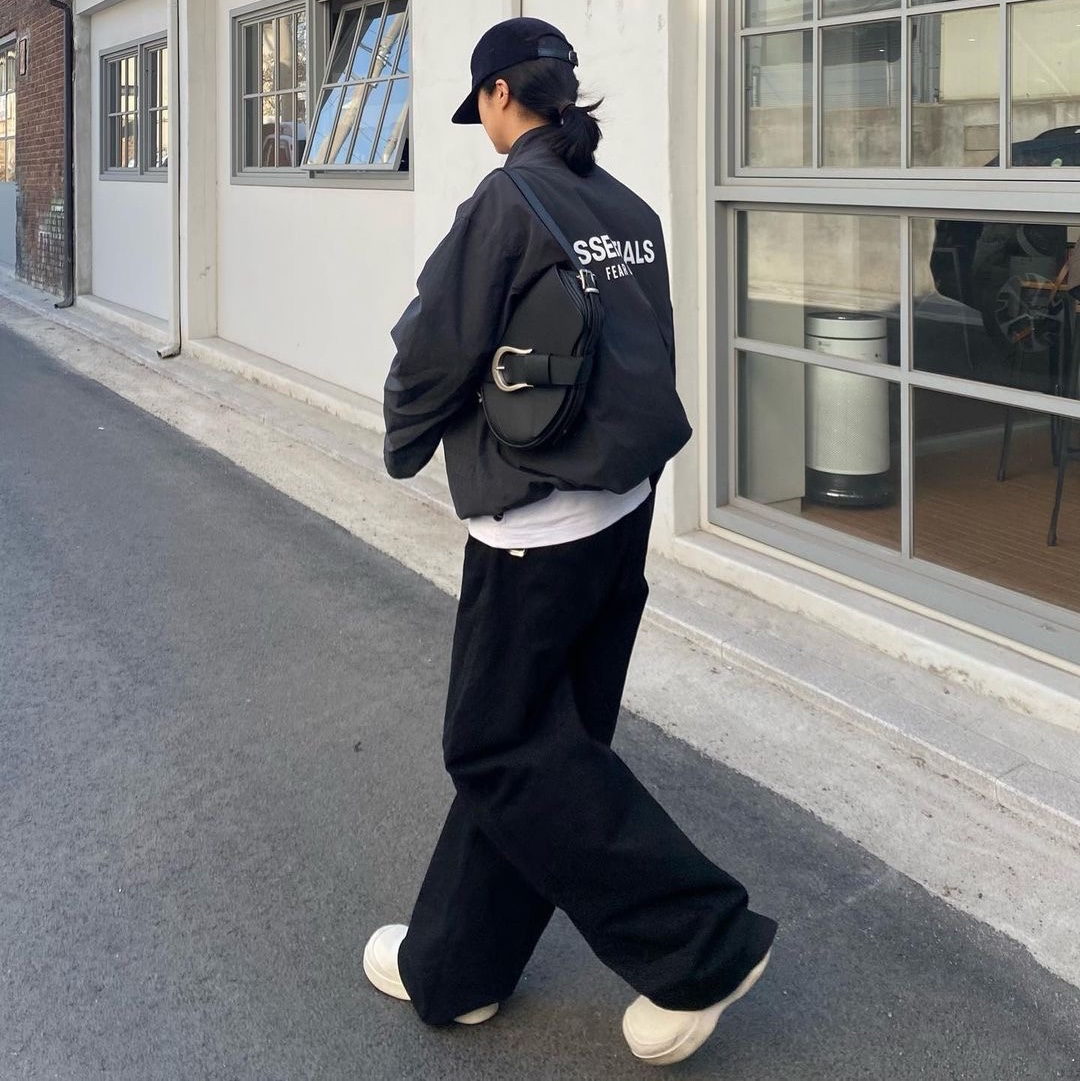 Millo Archive Reflect Curved Pants Black 착용 스타일 - 2