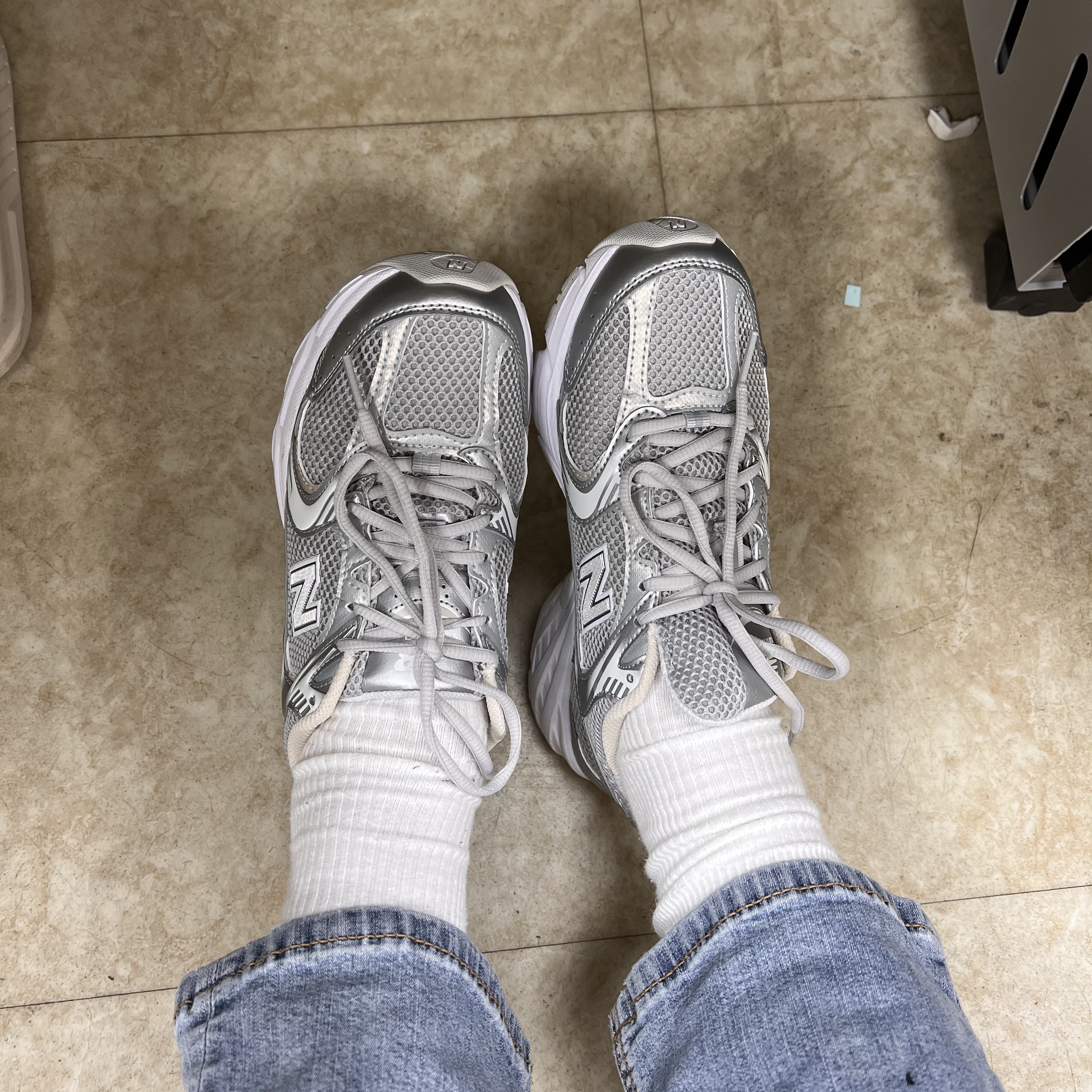 New Balance 530 Silver Grey 착용 스타일