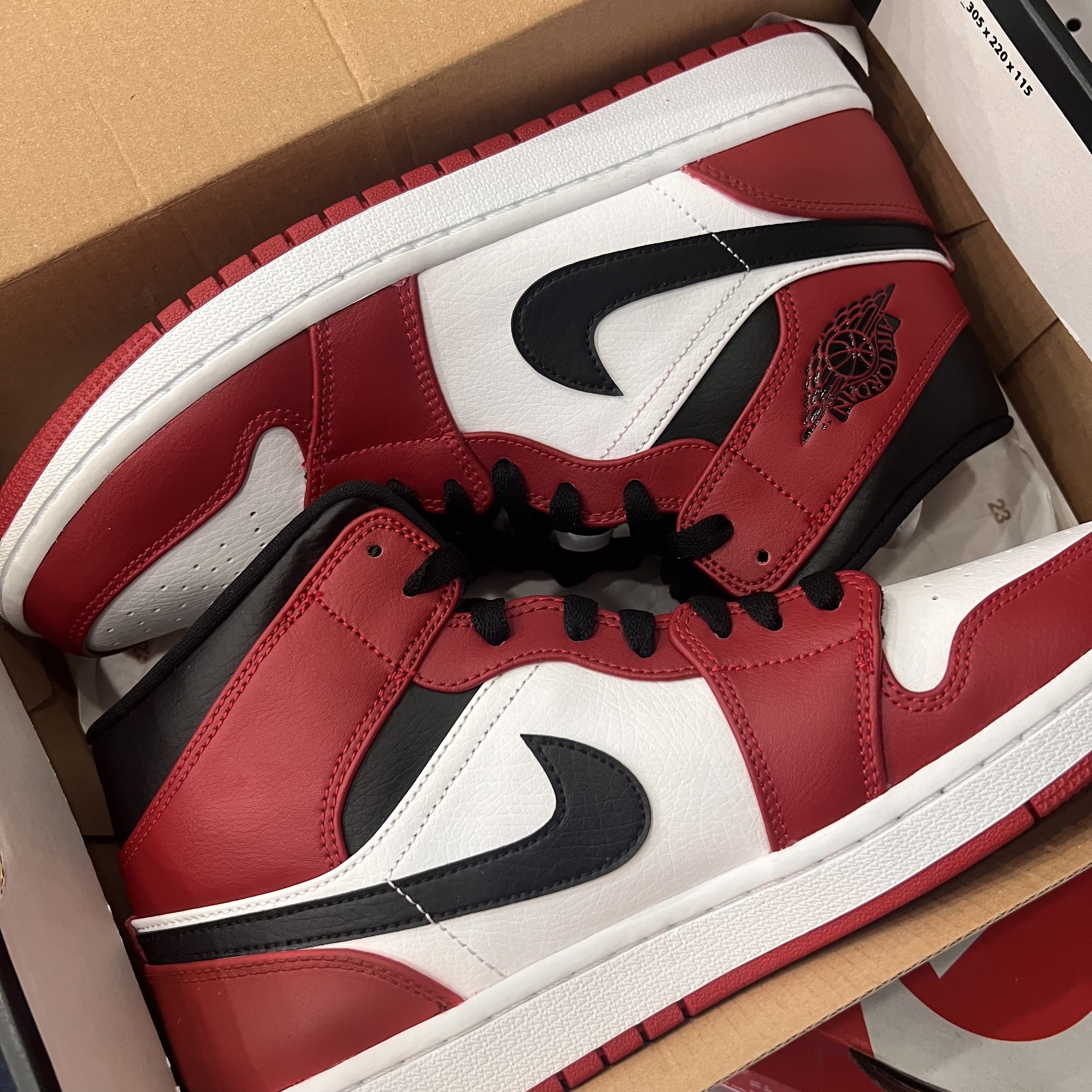 Jordan 1 Mid Chicago 2020 착용 스타일 - 1