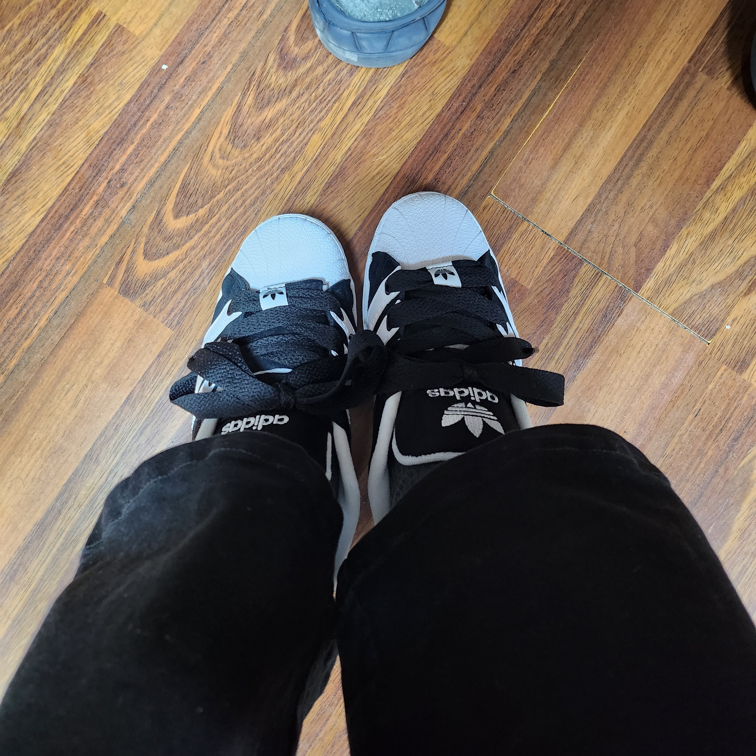 Adidas Superstar Supermodified Core Black Cloud White 착용 스타일