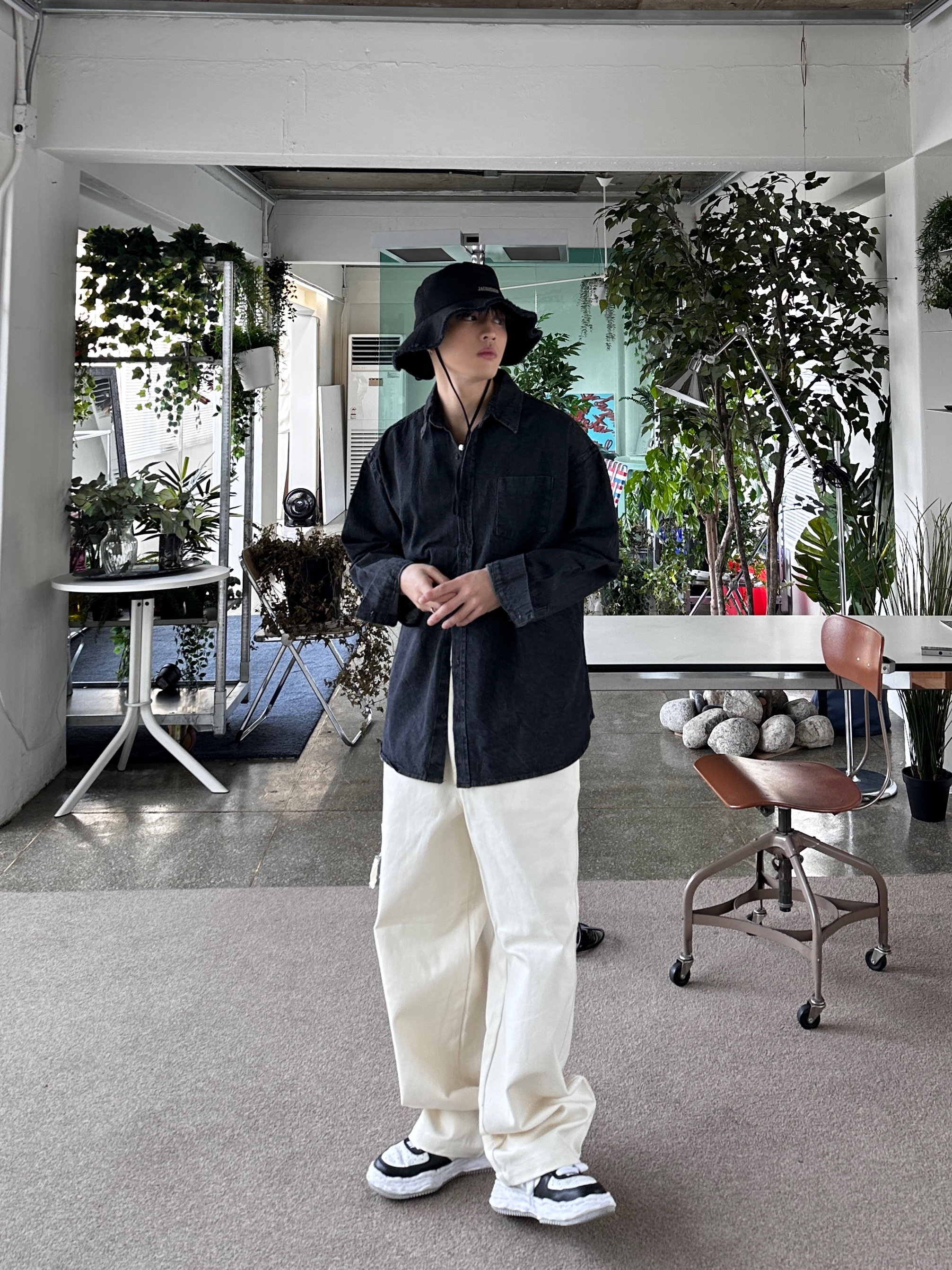 Jacquemus Le Bob Artichaut Bucket Hat Black, Maison Mihara Yasuhiro Wayne OG Sole Leather Low-top Sneakers Black White 착용 스타일 - 5