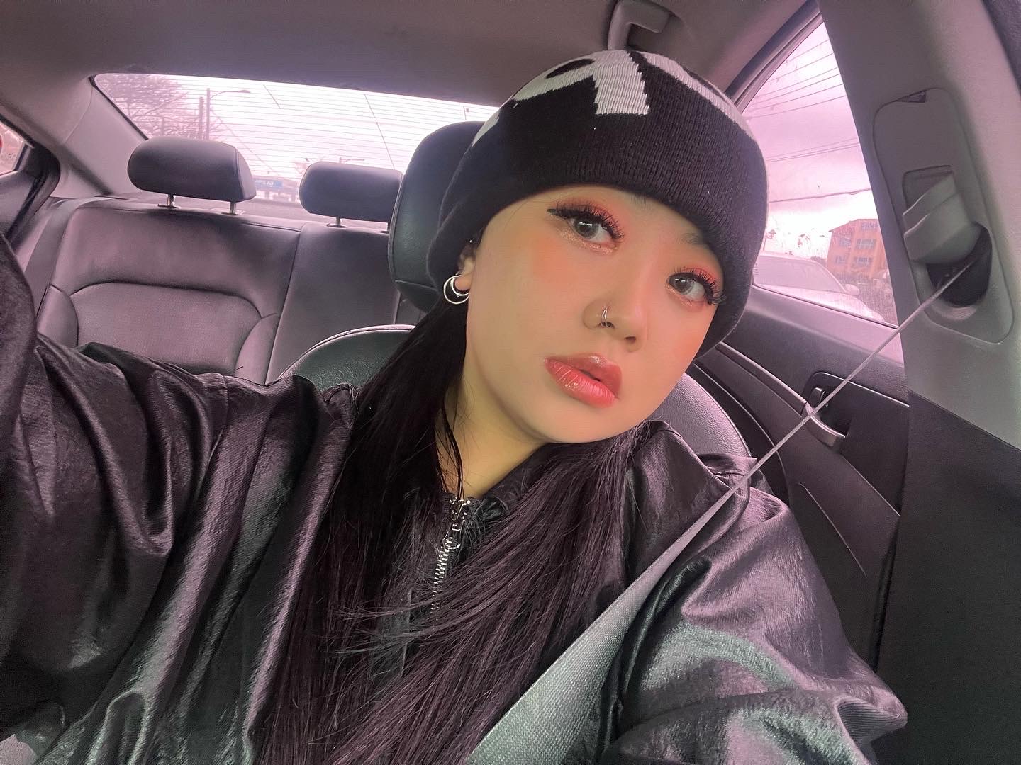 Supreme Big Logo Beanie Black 착용 스타일 - 1