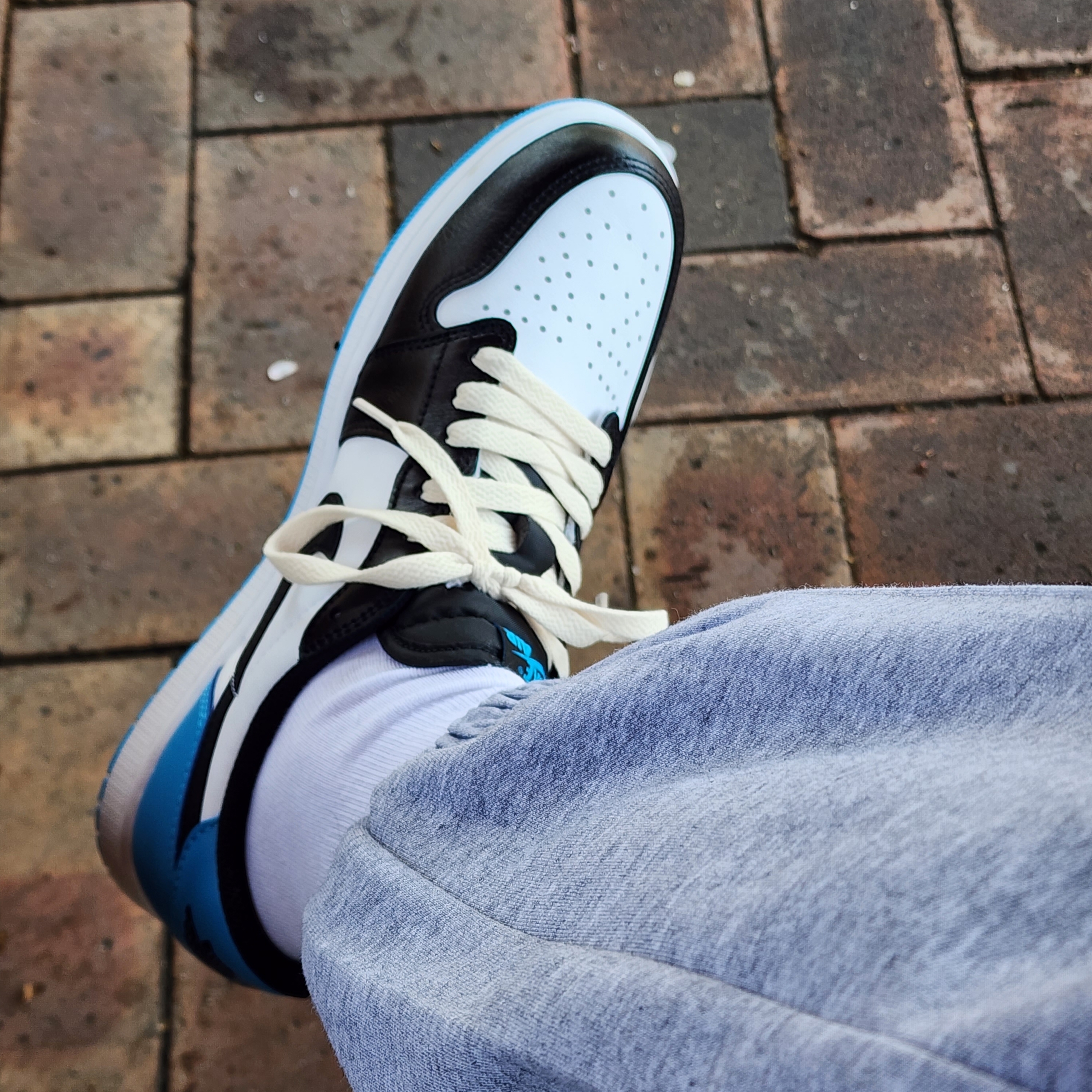 Jordan 1 Retro Low OG Black and Dark Powder Blue 착용 스타일 - 2