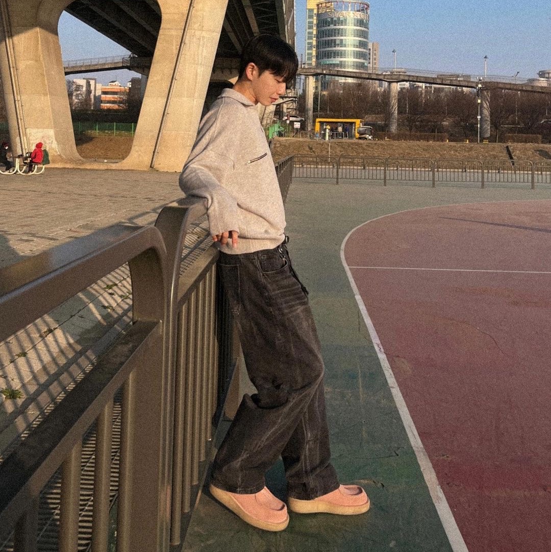 Millo Archive Reflect Curved Pants Washed Black 착용 스타일 - 3