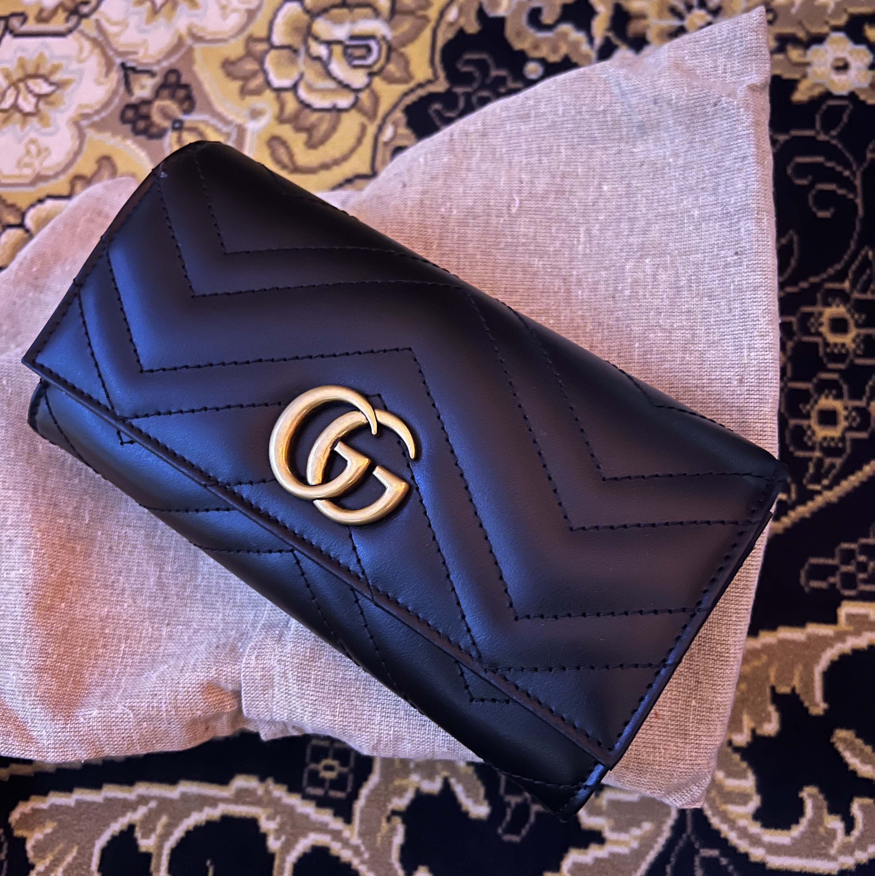 Gucci GG Marmont Matelasse Continental Wallet Black 착용 스타일 - 4