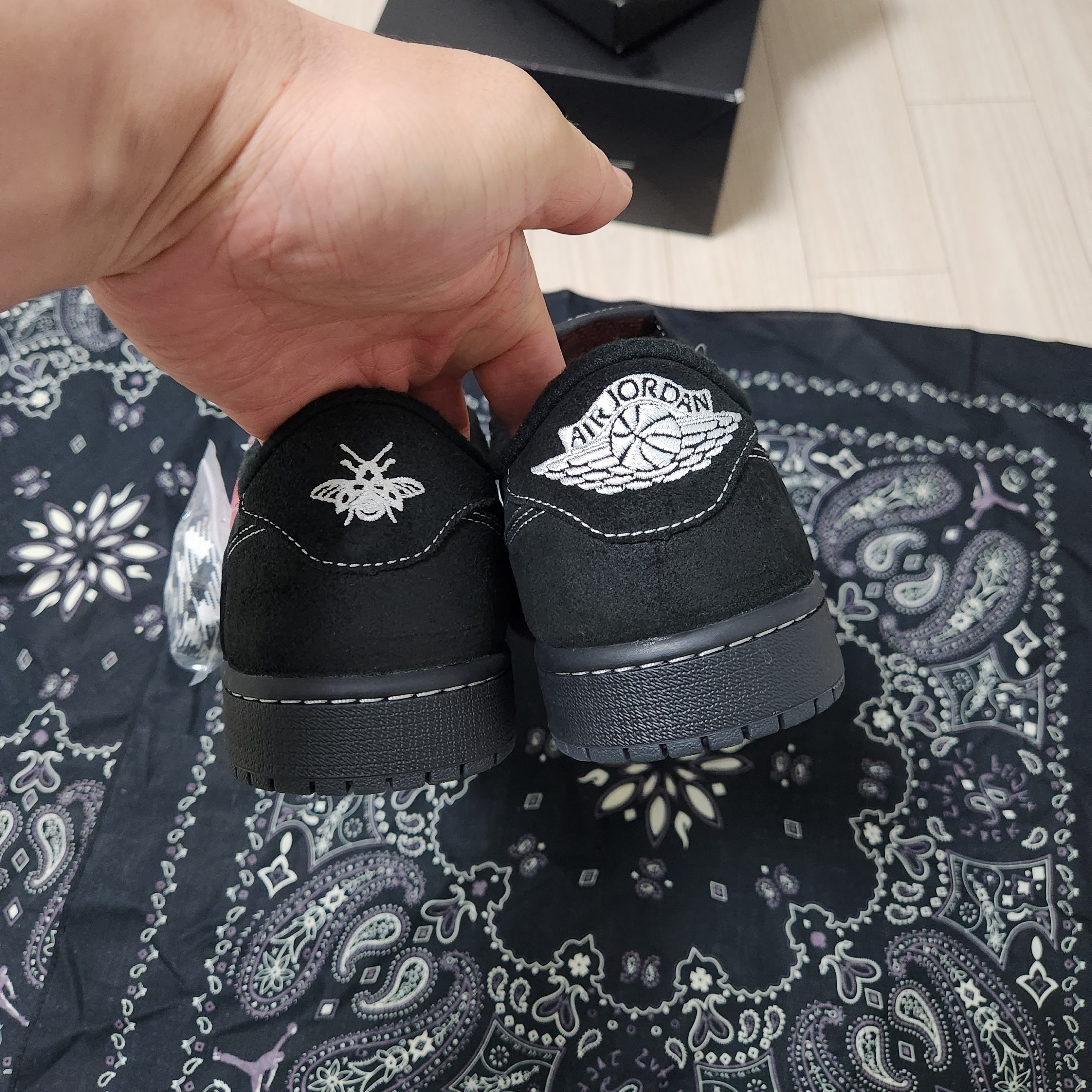 Jordan 1 x Travis Scott Retro Low OG SP Black Phantom 착용 스타일 - 3