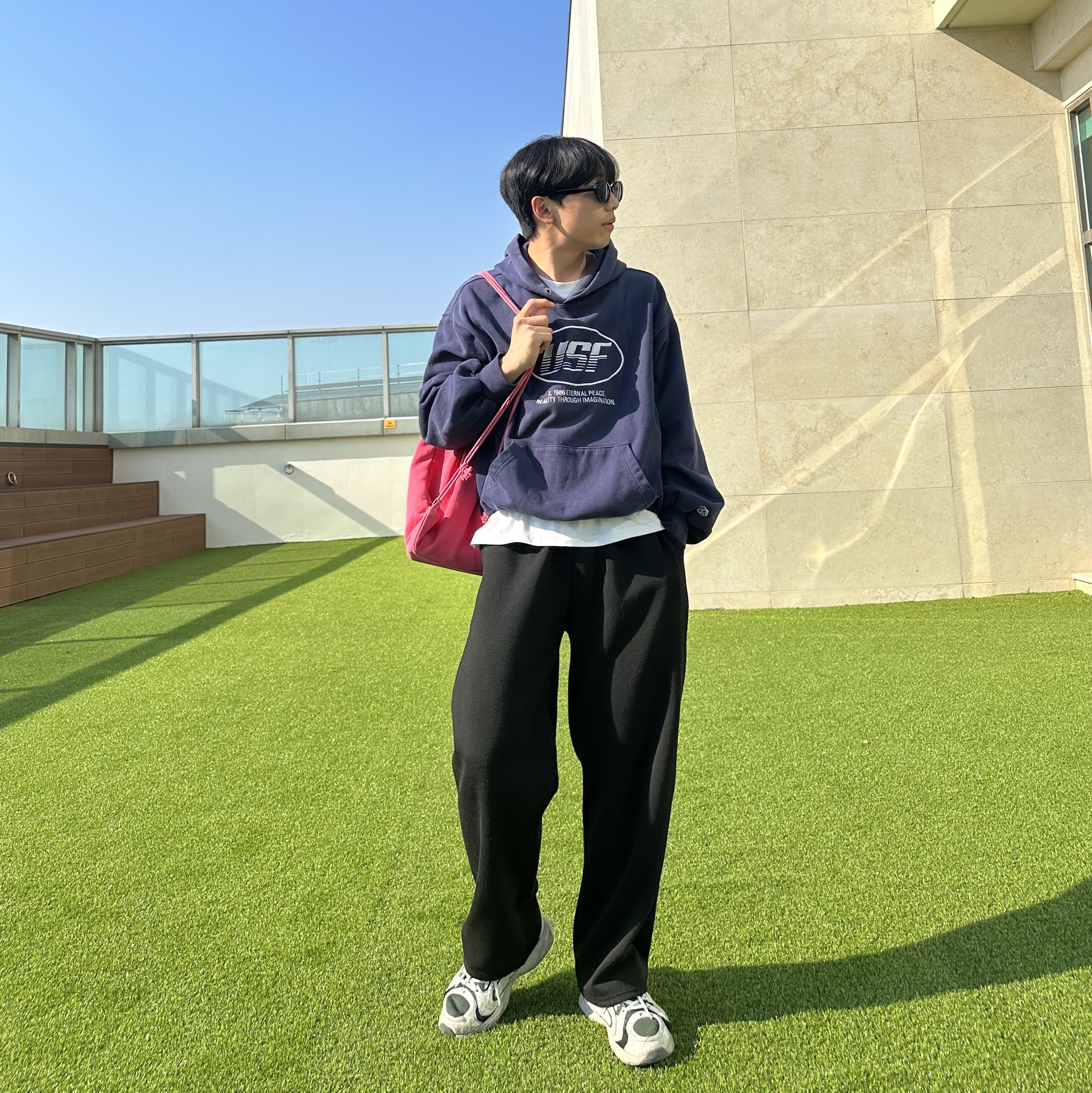 IAB Studio Pigment Hoodie & Sack Coral 착용 스타일 - 4
