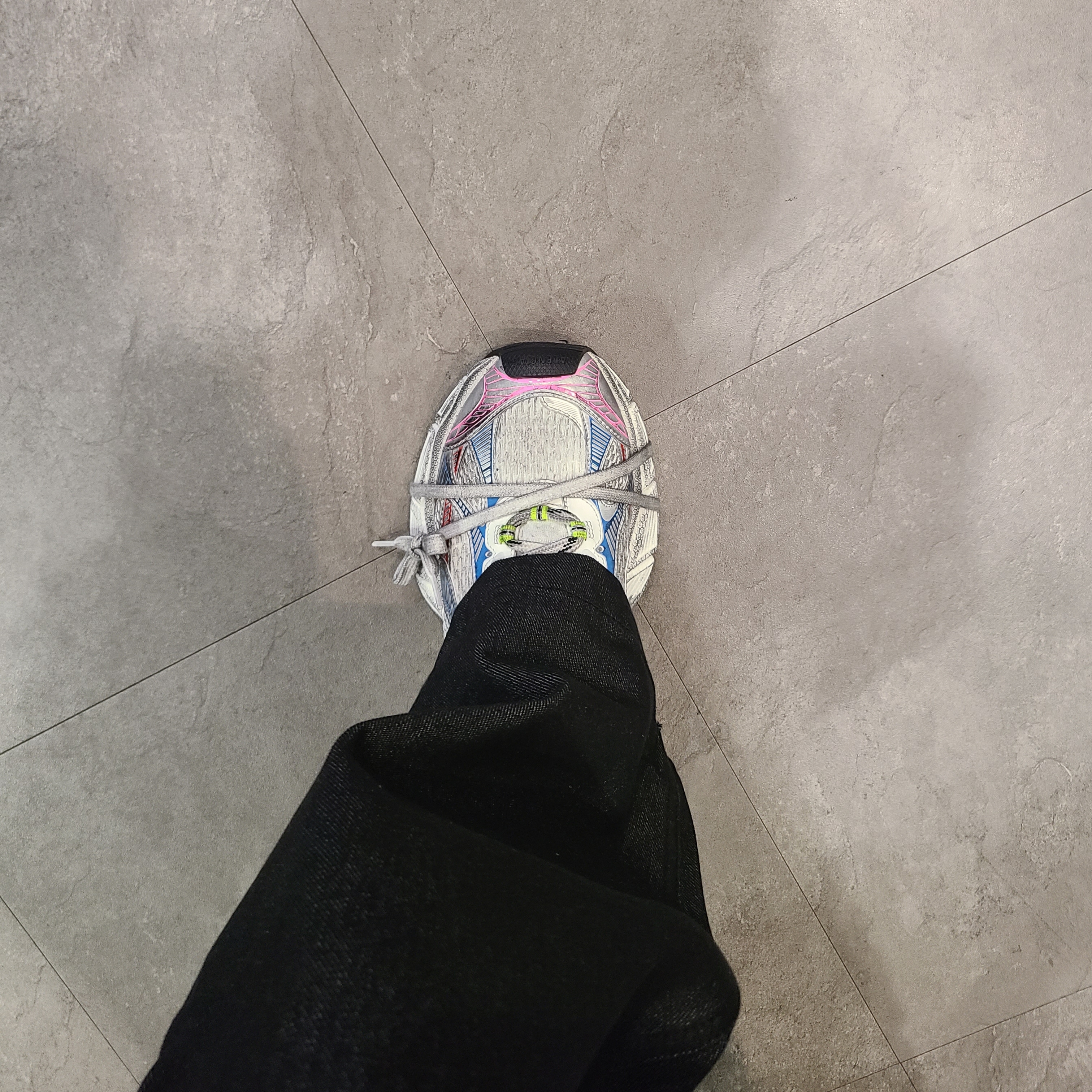 Balenciaga 3XL Sneakers White Red Blue 착용 스타일 - 1