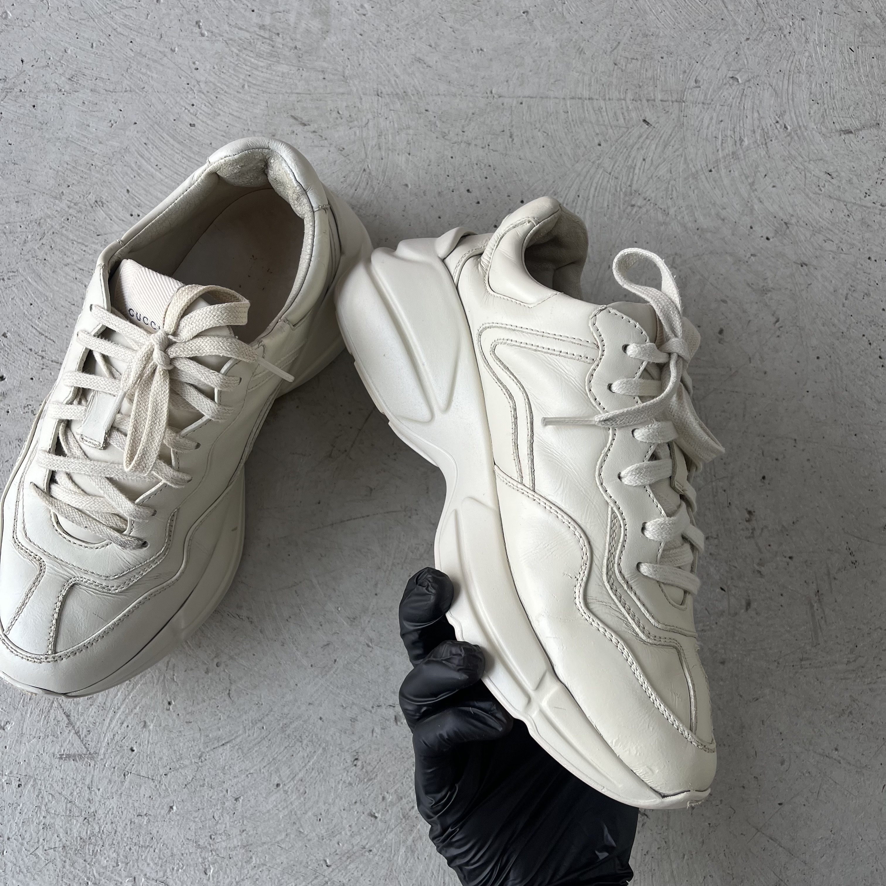 Gucci Rhyton Leather Sneakers Logo, Gucci Rhyton Leather Effect Fabric Sneakers White 착용 스타일 - 5