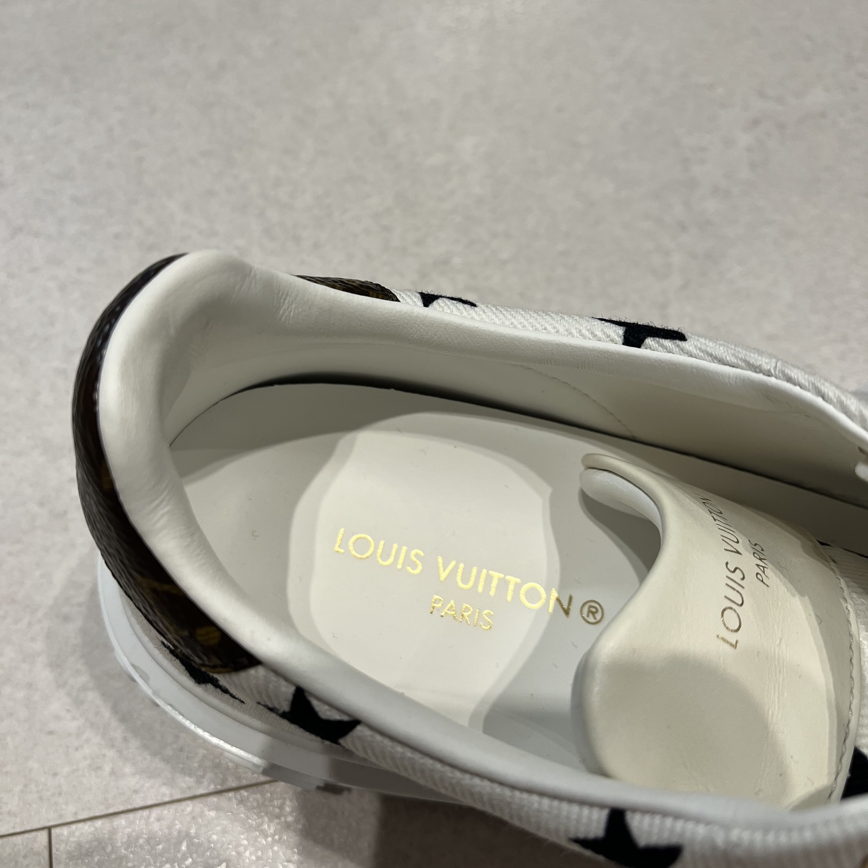(W) Louis Vuitton Time Out Sneakers Black White 착용 스타일 - 3