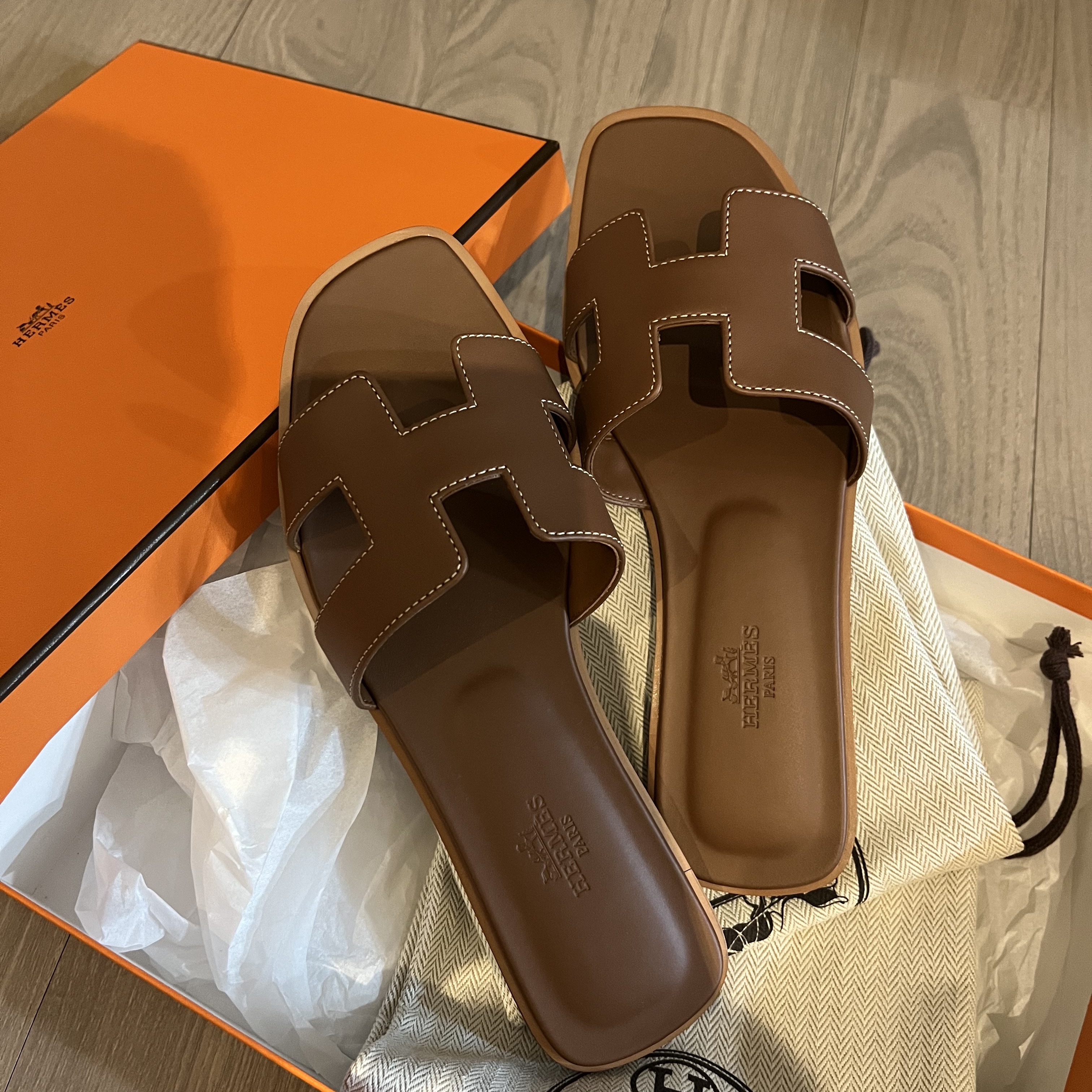 (W) Hermes Oran Sandal Calfskin & Gold Piqures Ecrues 착용 스타일