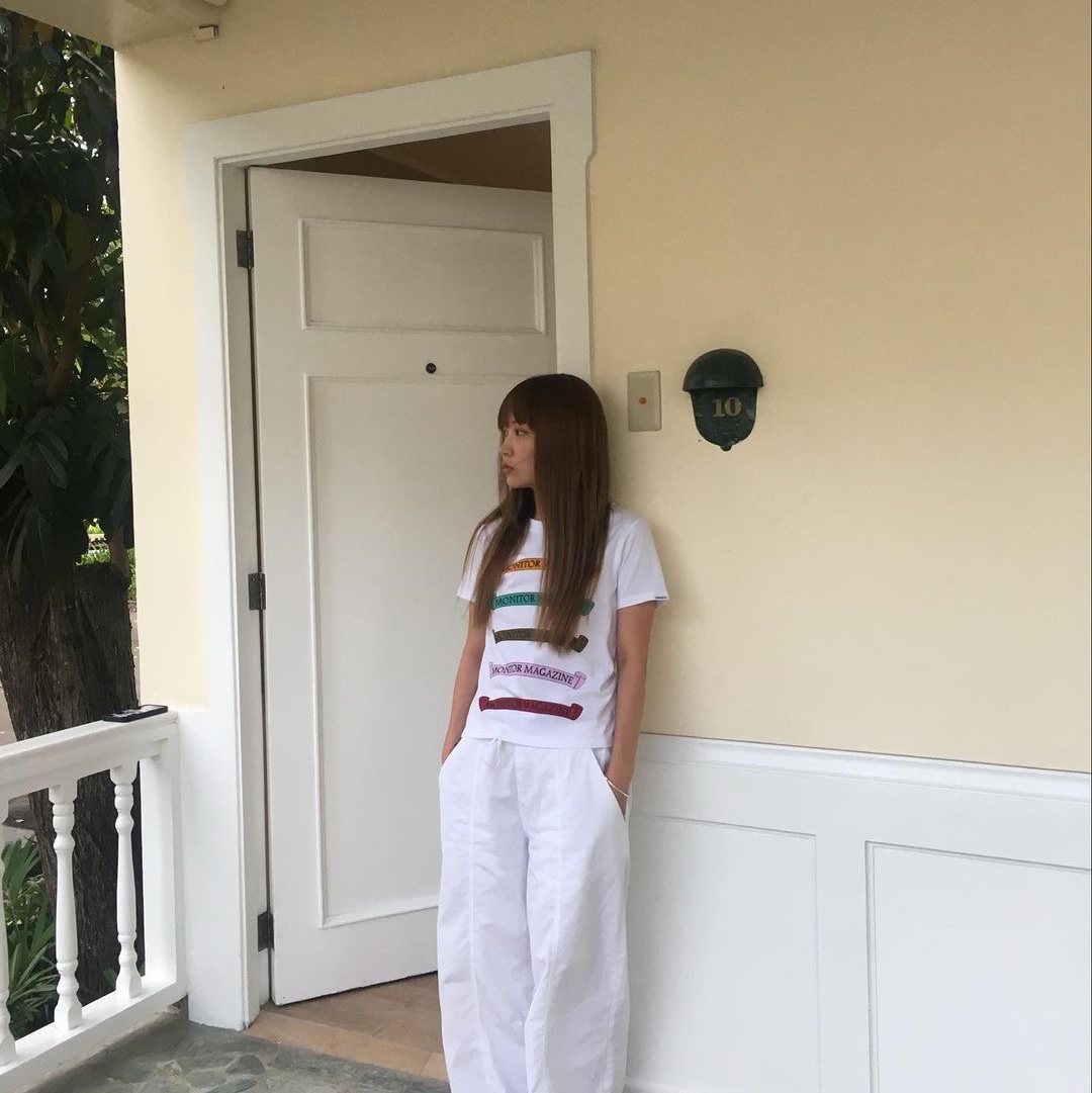 Safarispot Women 1/2 Flag Magazine Tee White 착용 스타일 - 3
