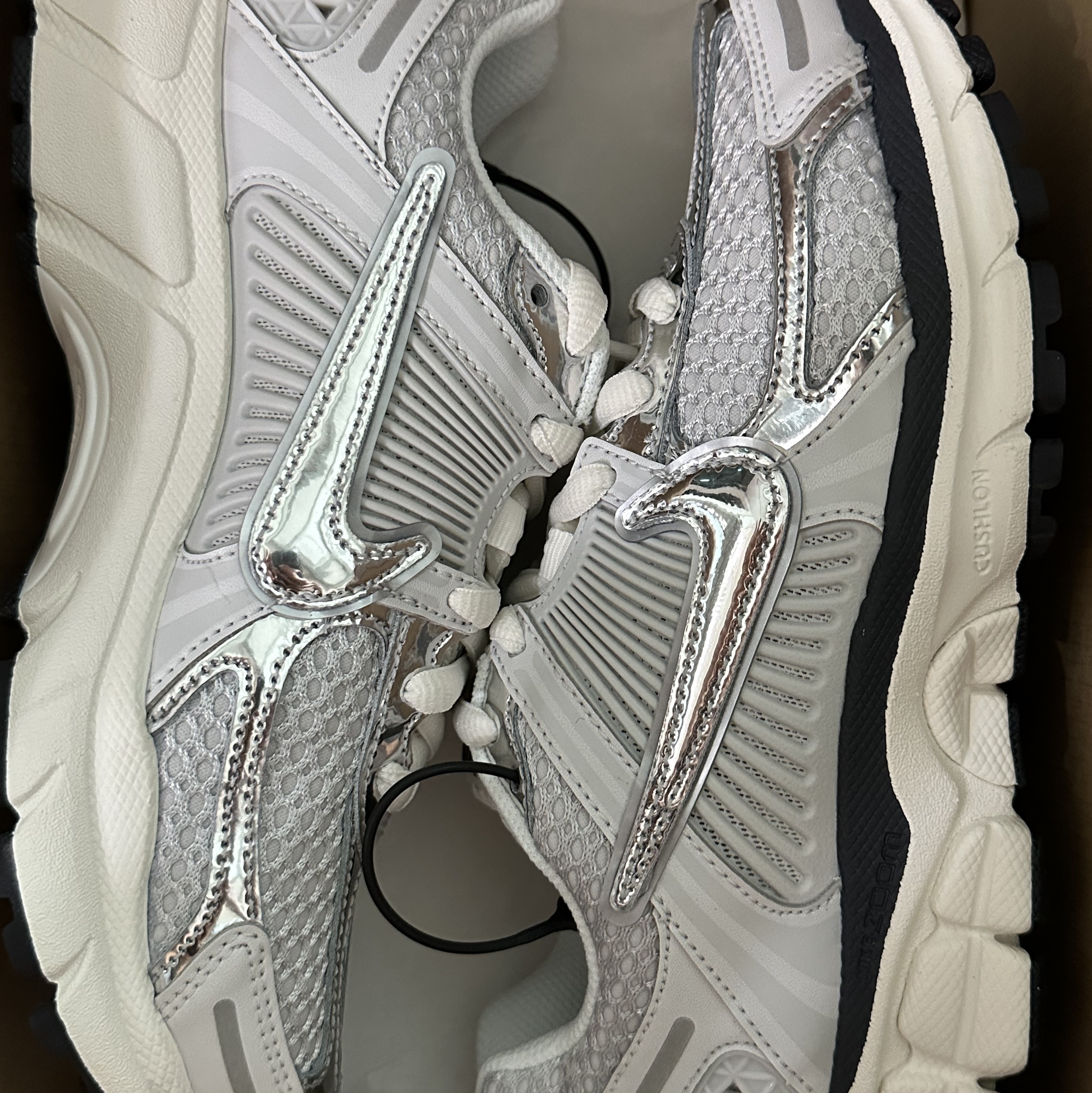 (W) Nike Zoom Vomero 5 Photon Dust and Metallic Silver 착용 스타일
