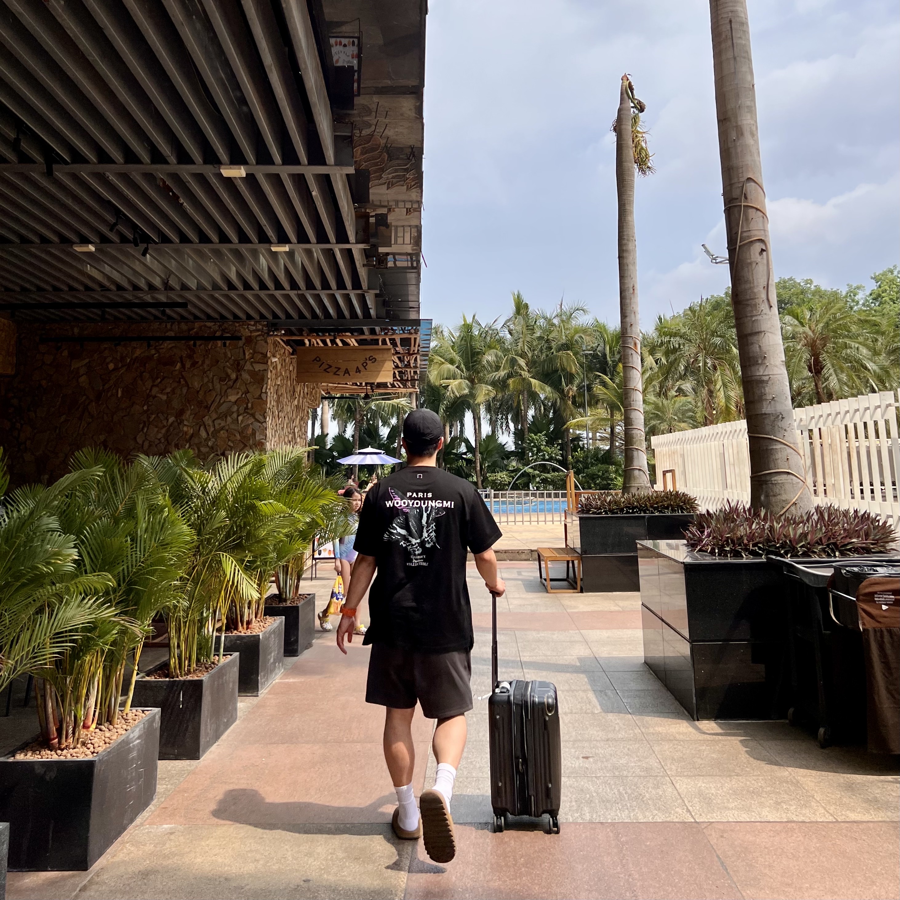 Essentials 1977 Shorts Iron - 22SS, Wooyoungmi Butterfly Back Logo T-shirt Black - 23SS 착용 스타일