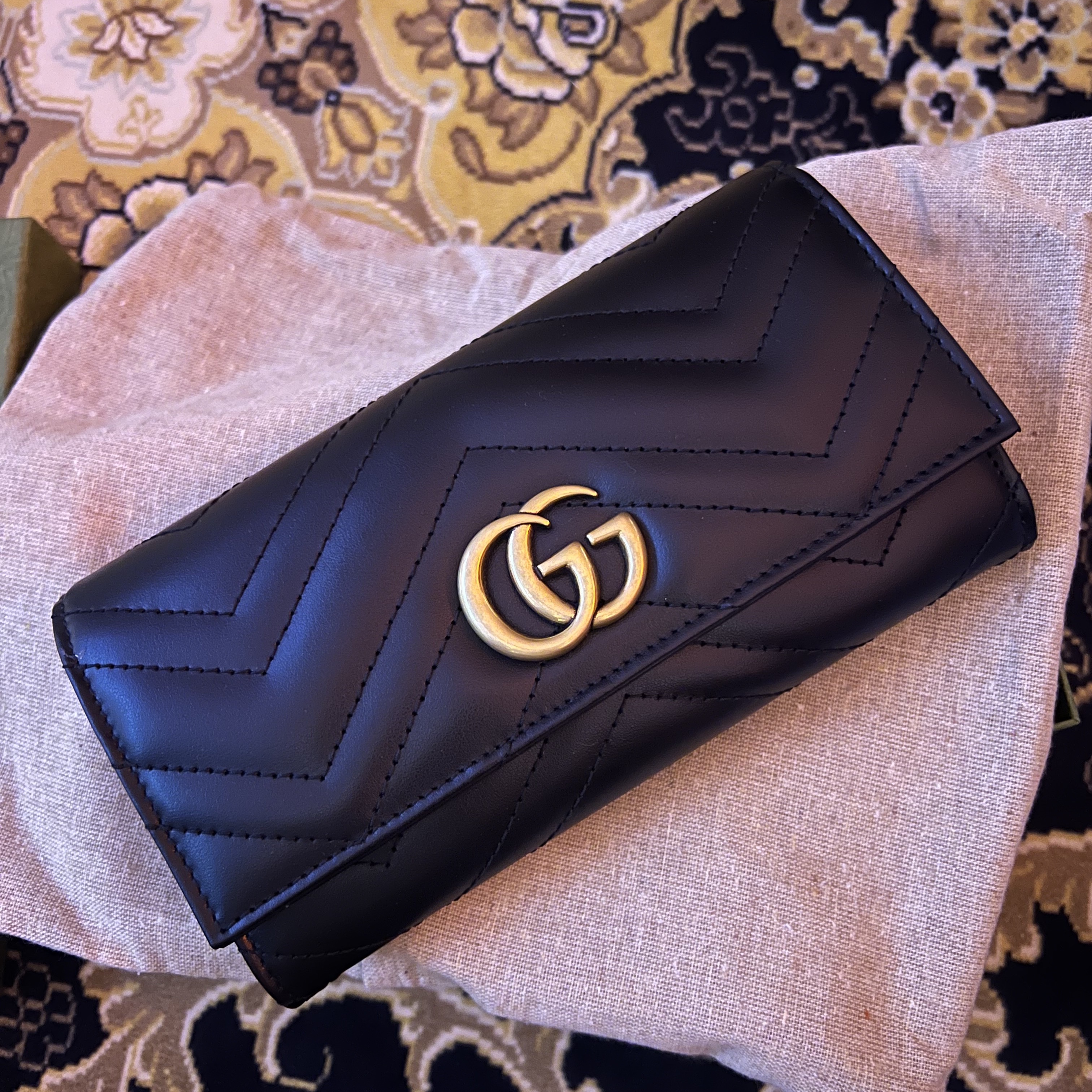 Gucci GG Marmont Matelasse Continental Wallet Black 착용 스타일 - 3