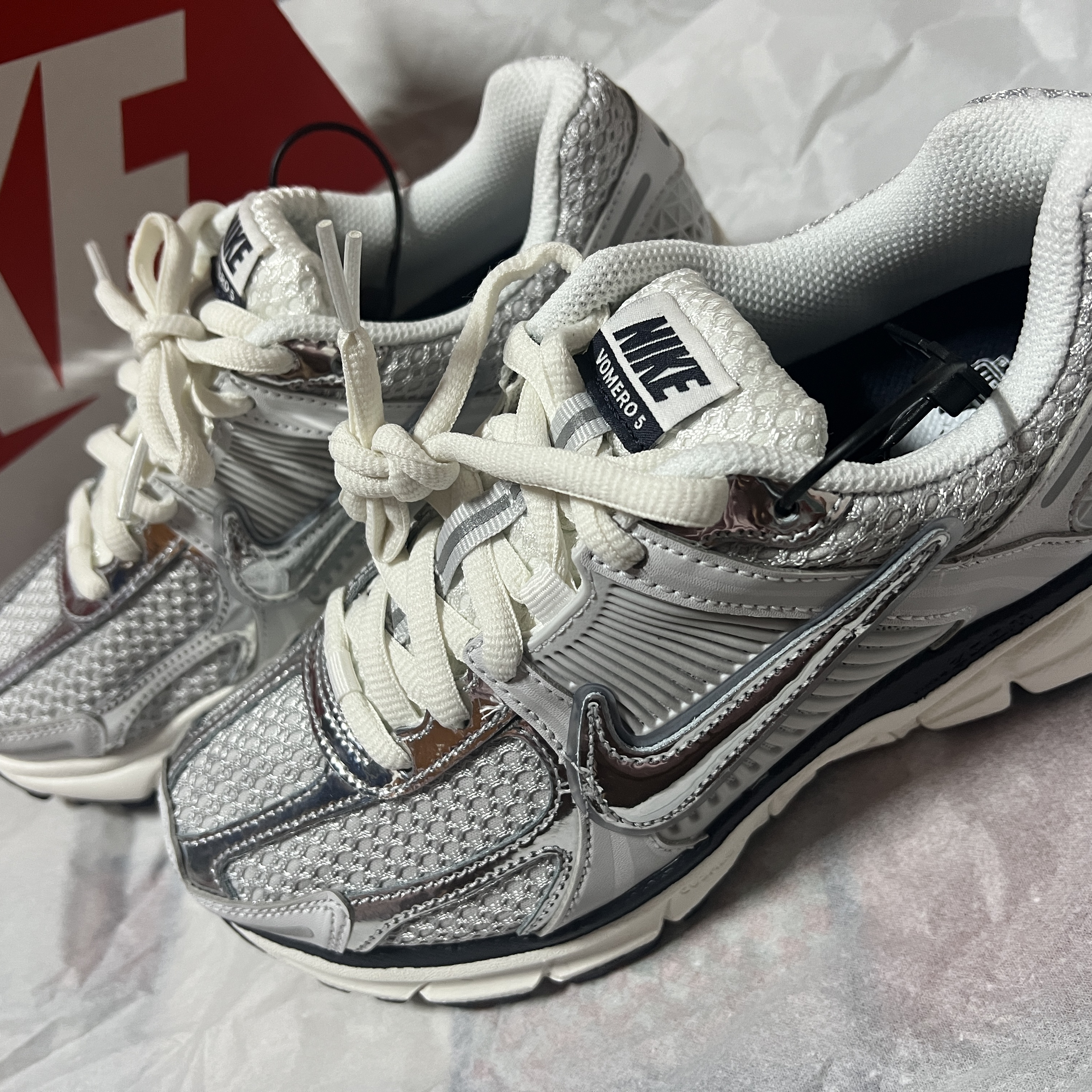 (W) Nike Zoom Vomero 5 Photon Dust and Metallic Silver 착용 스타일