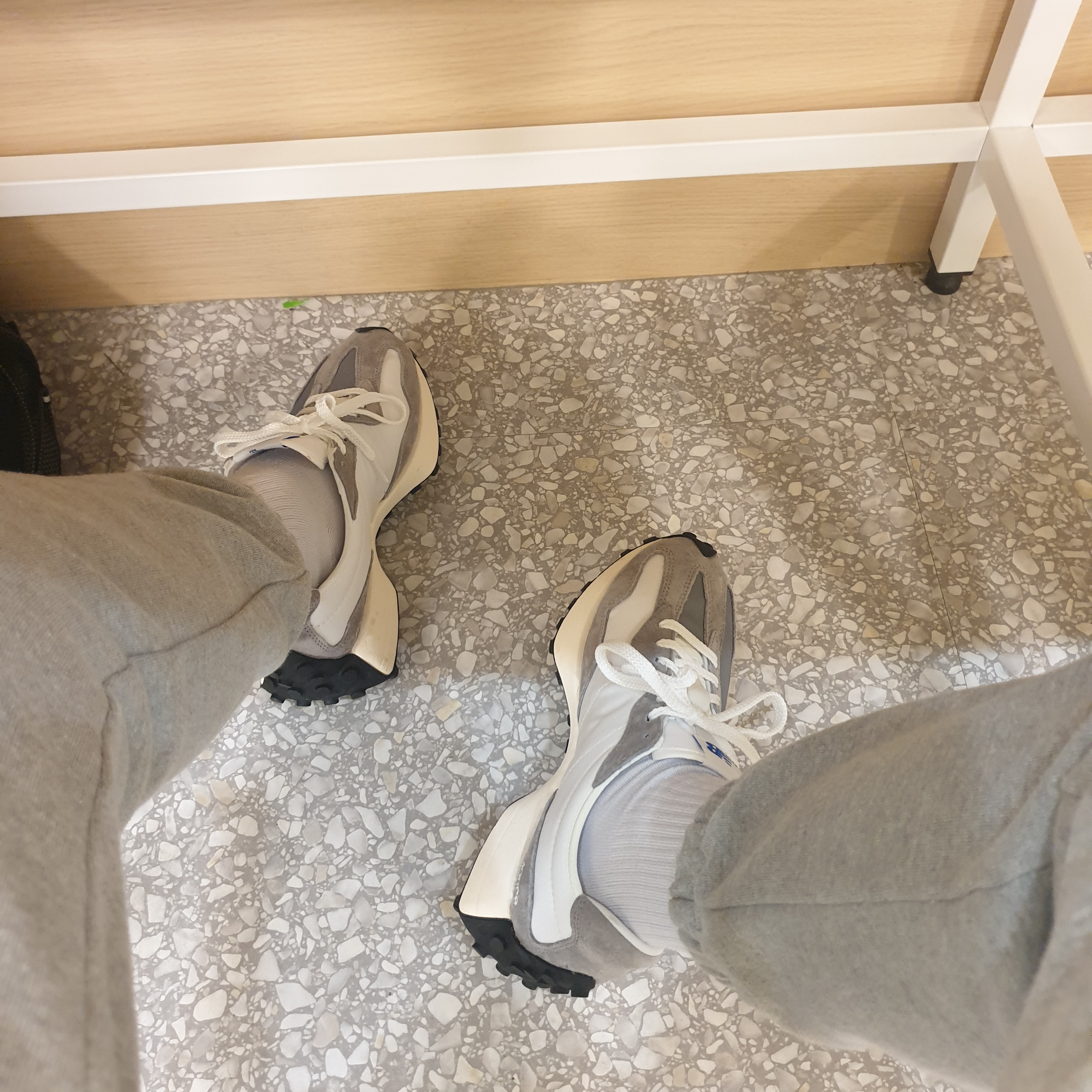 New Balance 327 Grey 착용 스타일