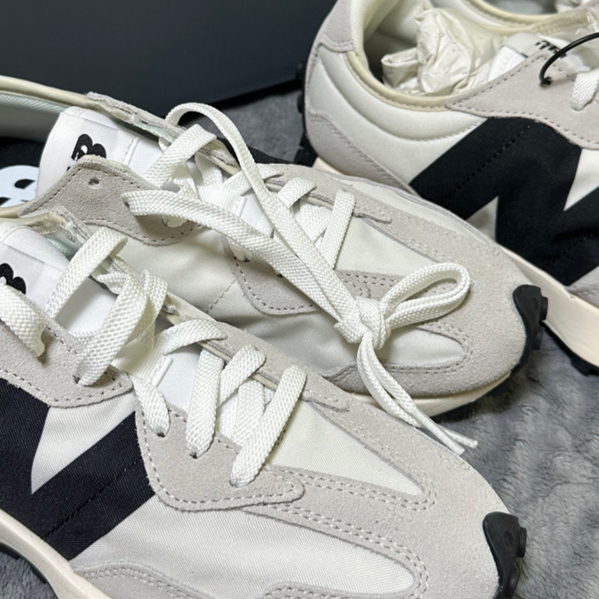 New Balance 327 White Black 착용 스타일