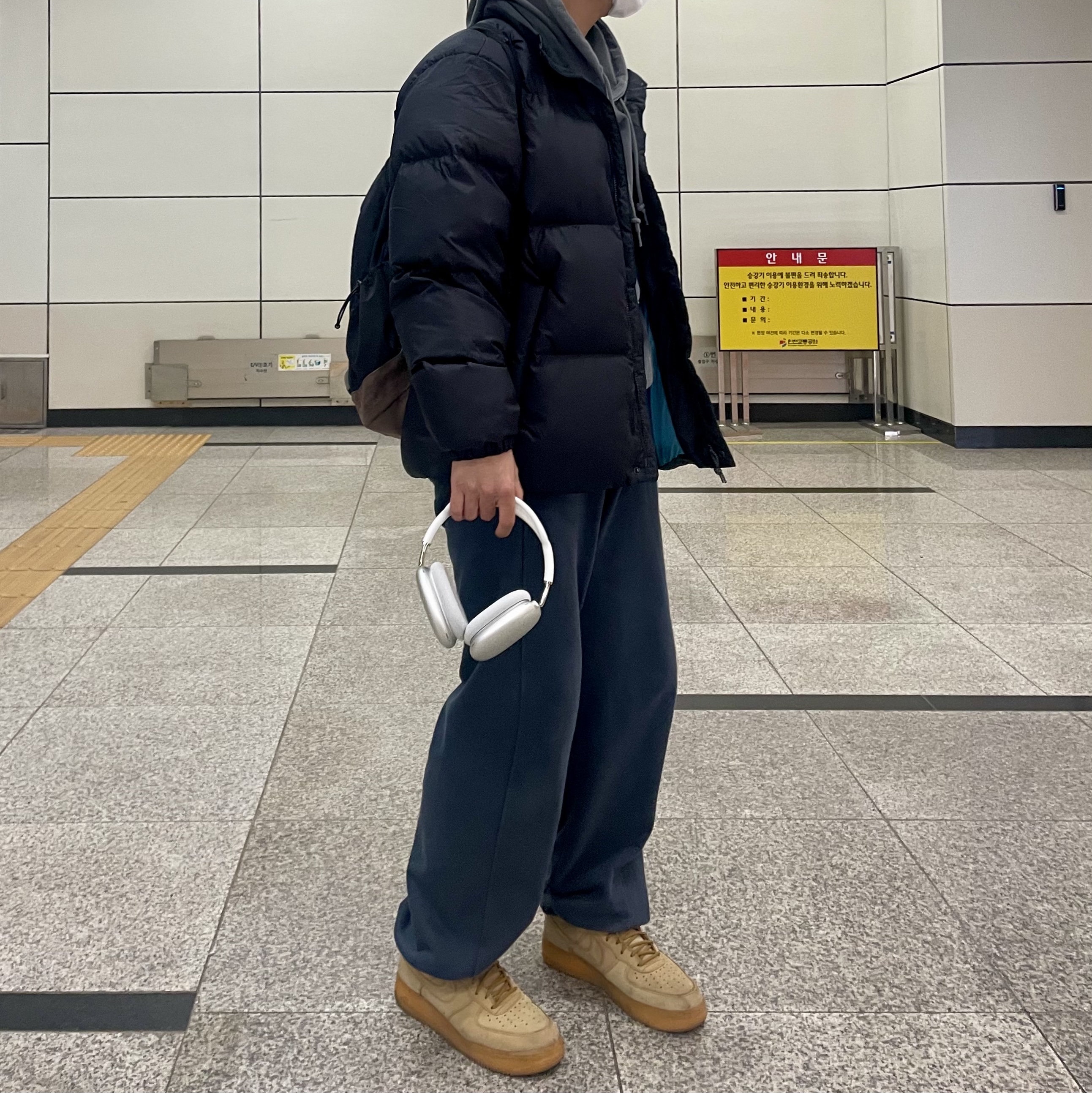 Apple AirPods Max Lightning Silver (Korean Ver.), Nike Air Force 1 '07 WB Flax 착용 스타일