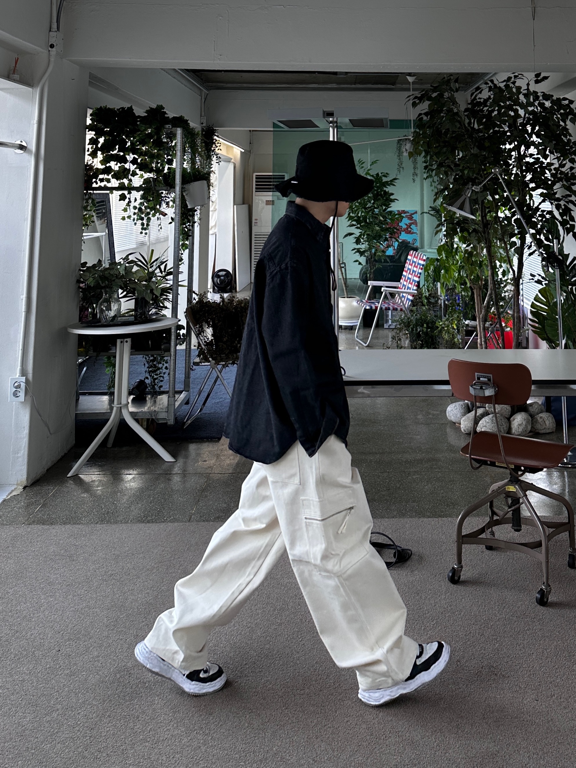 Jacquemus Le Bob Artichaut Bucket Hat Black, Maison Mihara Yasuhiro Wayne OG Sole Leather Low-top Sneakers Black White 착용 스타일 - 1