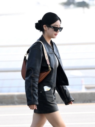 Loewe Small Luna Bag in Satin Calfskin and Jacquard Pecan 착용 스타일 - 3