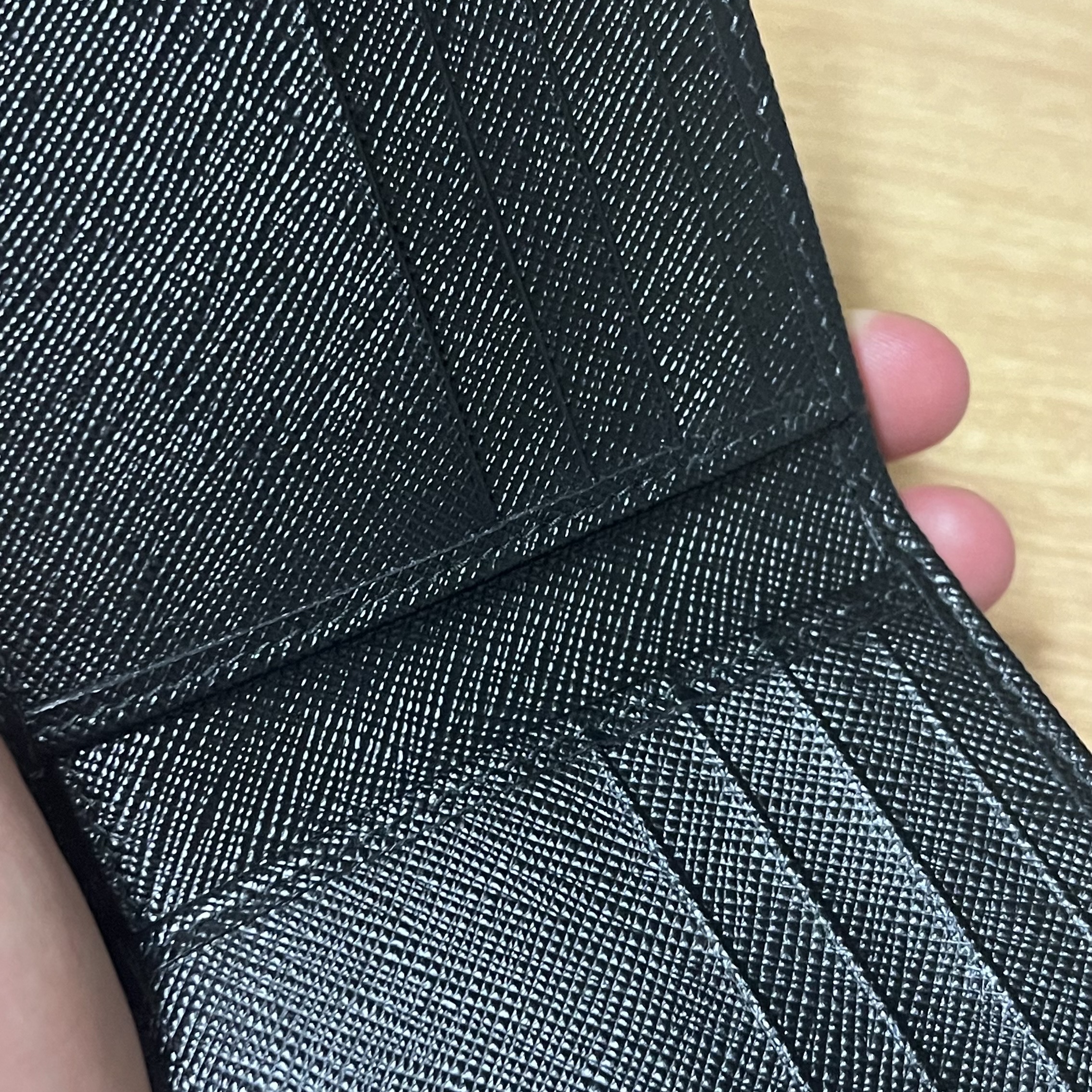 Prada Saffiano Leather Wallet Black 착용 스타일 - 2