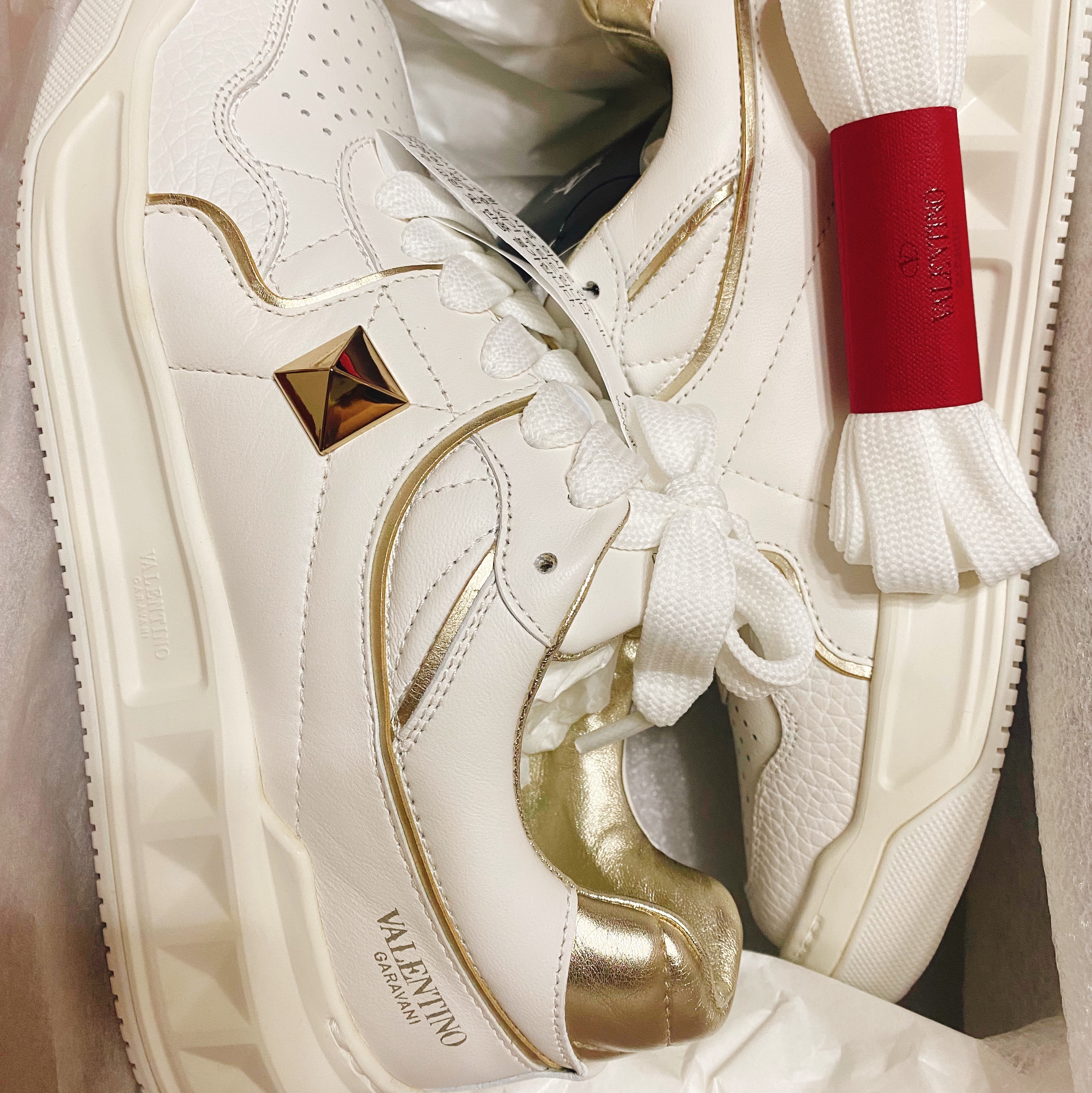 (W) Valentino One Stud Low-Top Nappa Sneakers White Platinum, Valentino Gumboy Calfskin Sneakers White 착용 스타일 - 1