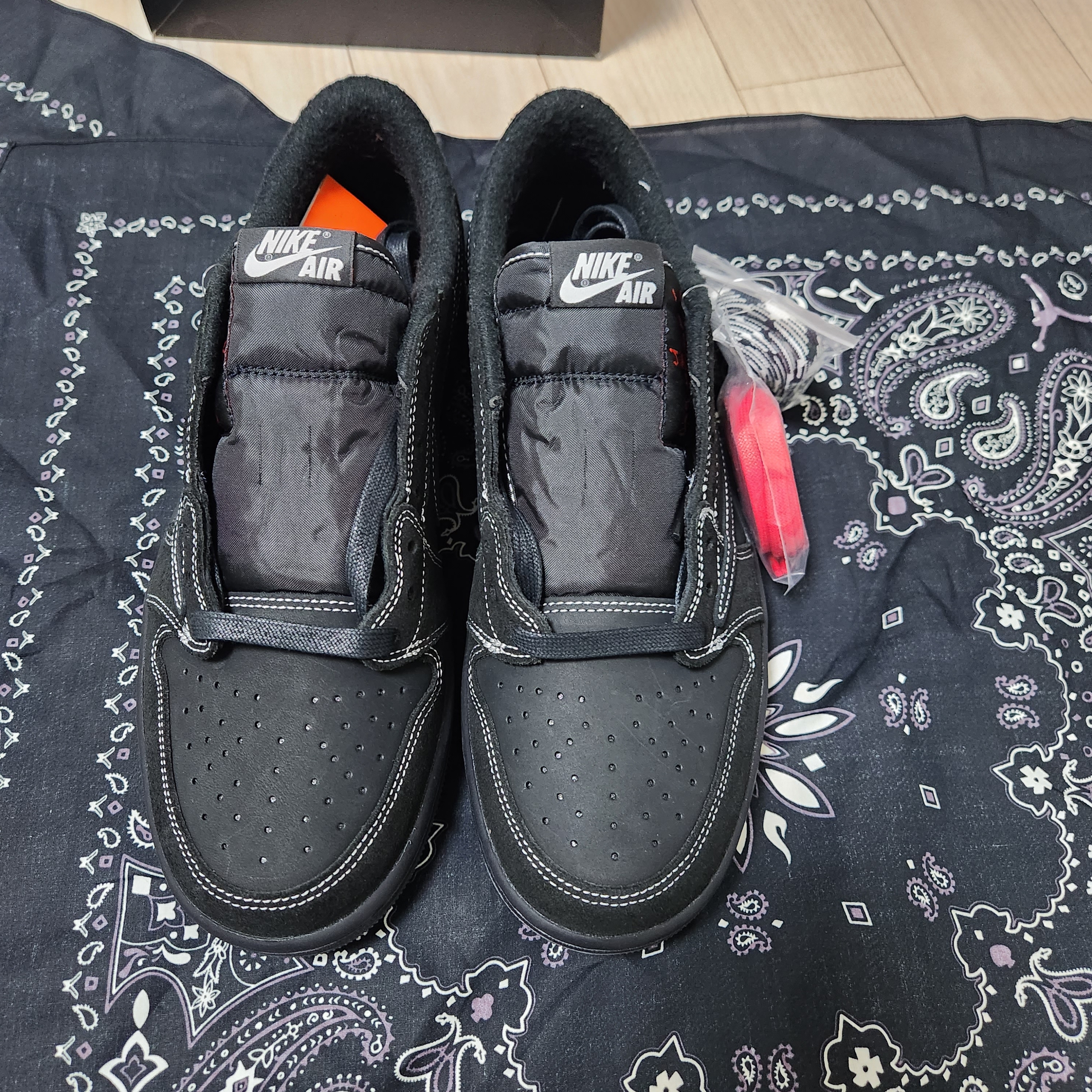 Jordan 1 x Travis Scott Retro Low OG SP Black Phantom 착용 스타일 - 2