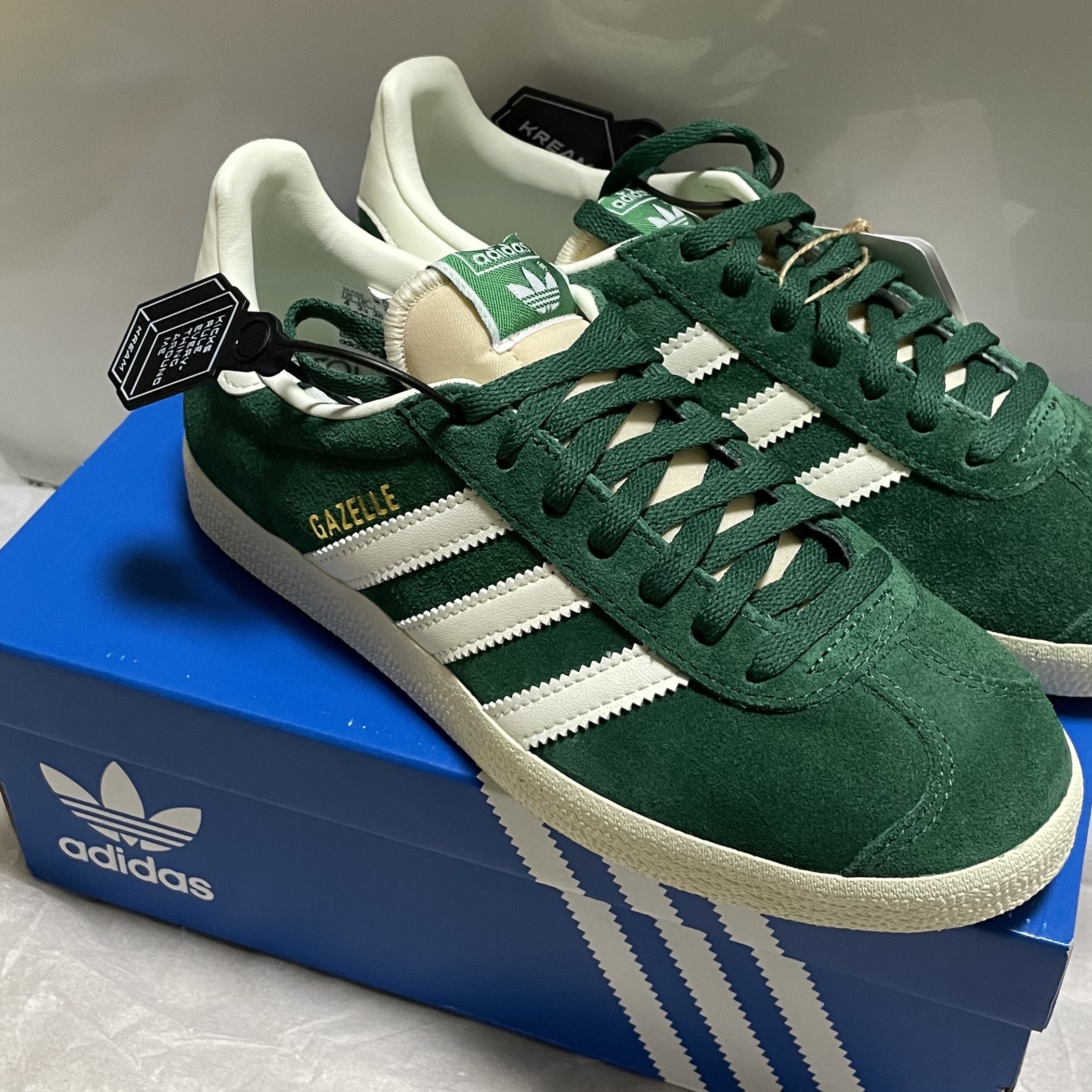 Adidas Gazelle Dark Green Cream White 착용 스타일 - 4