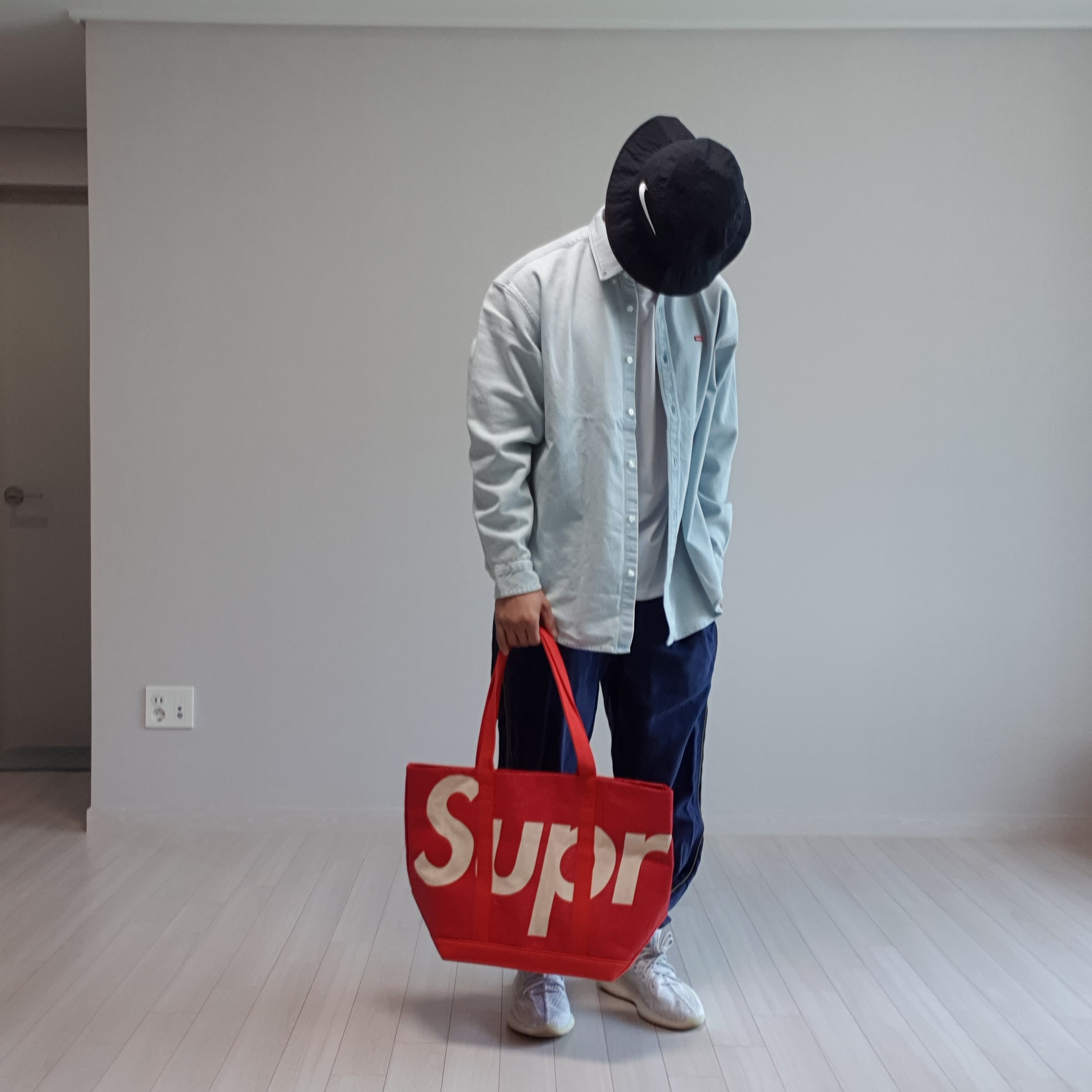 Supreme Small Box Shirt Denim - 23SS, Supreme Raffia Tote Red - 20SS 착용 스타일 - 2