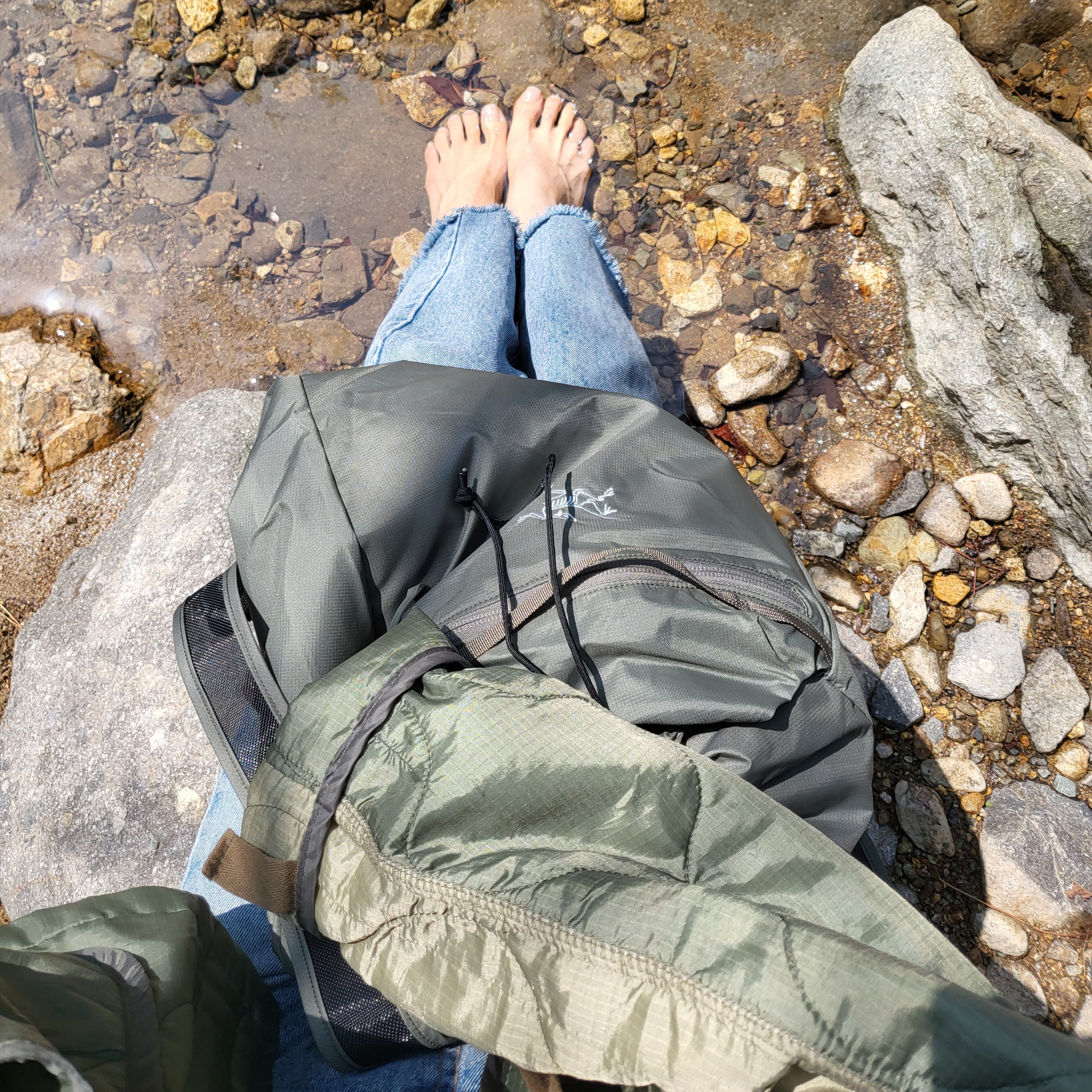 Arc'teryx Heliad 10 Backpack Forage, New Balance 530 Steel Grey 착용 스타일 - 2