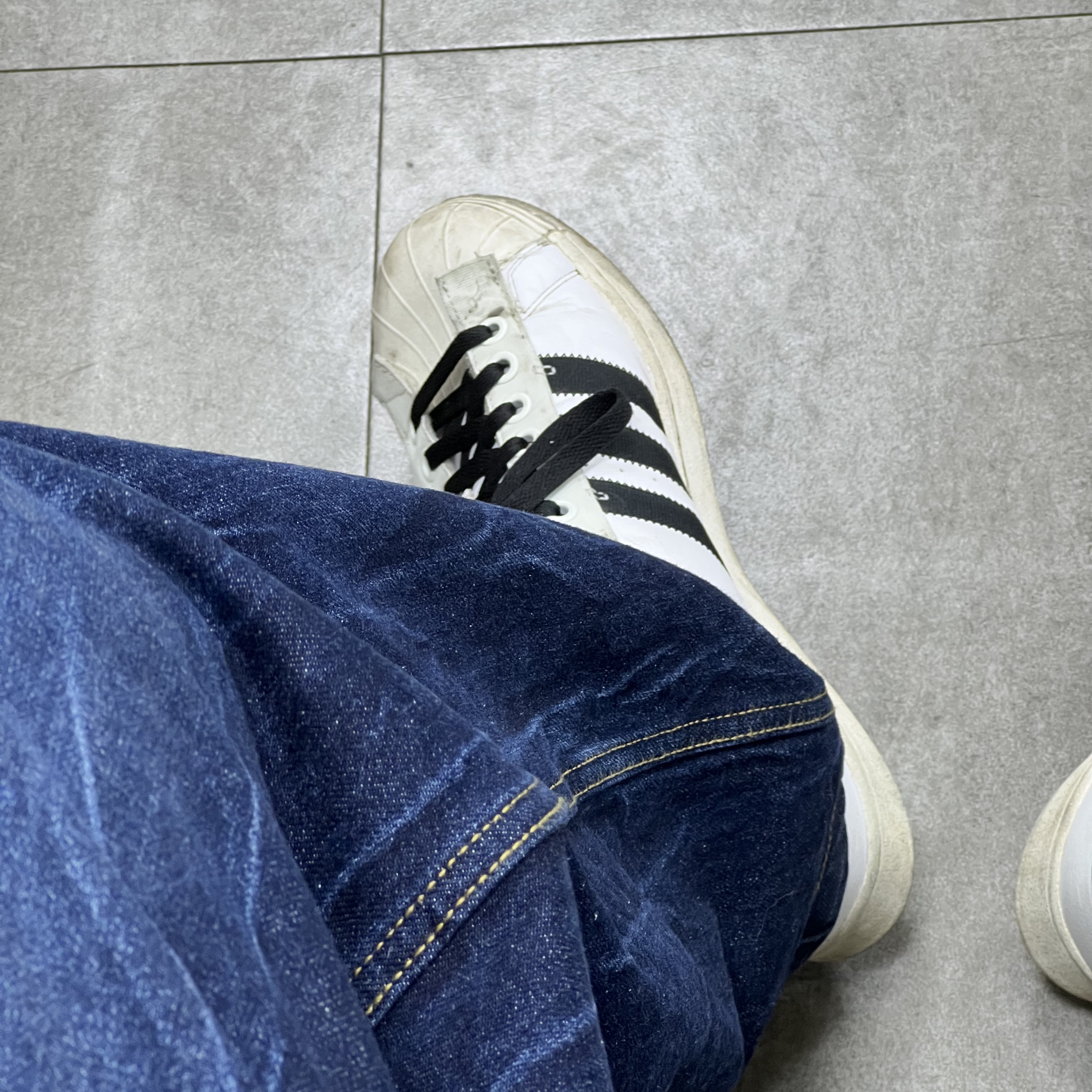 Adidas x Parley Superstar White, Typing Mistake Crack Washed Tuck Wide Denim Pants Indigo - 22FW 착용 스타일