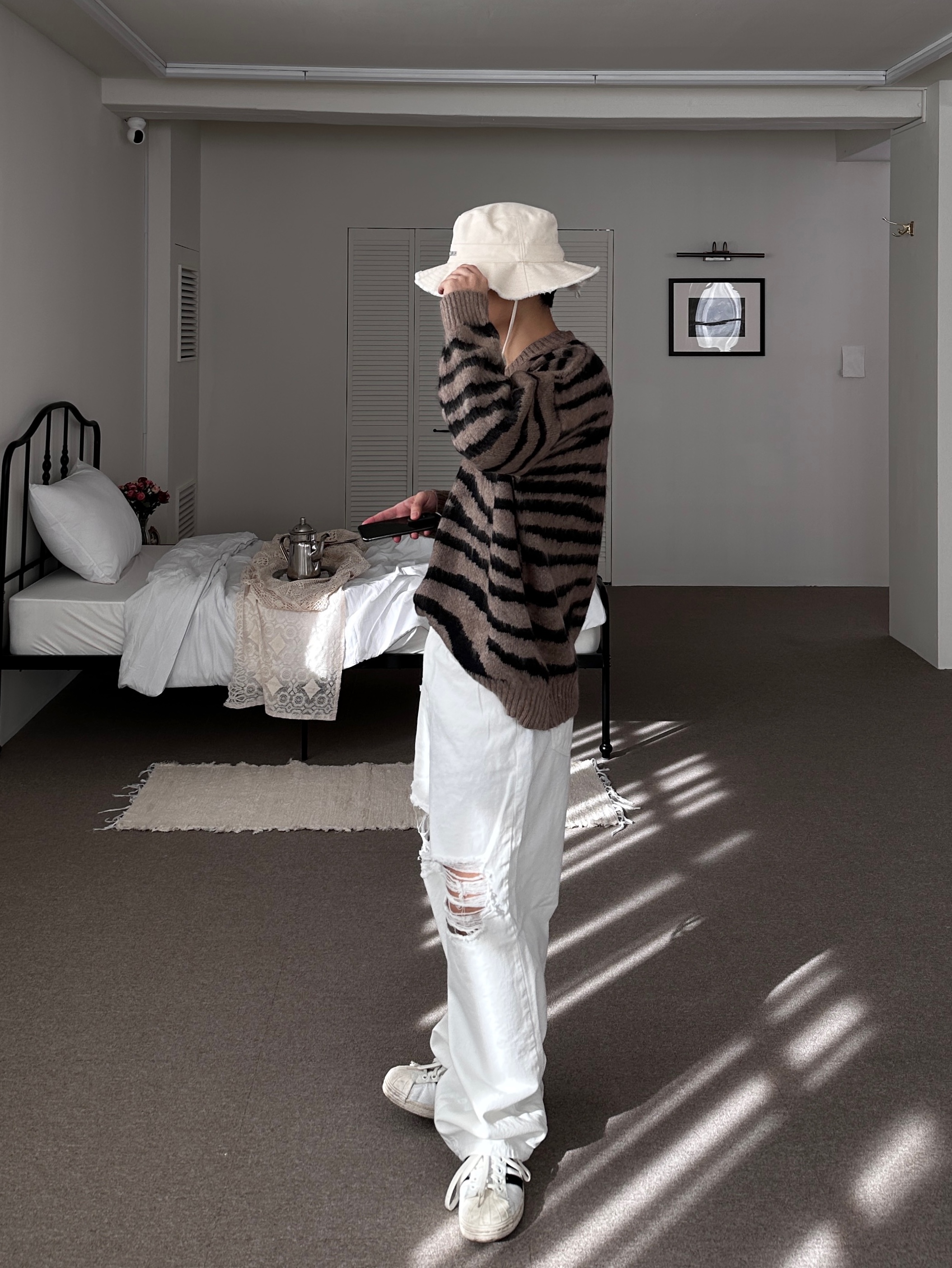 Jacquemus Le Bob Artichaut Bucket Hat Off White, Adidas x Parley Superstar White 착용 스타일 - 5
