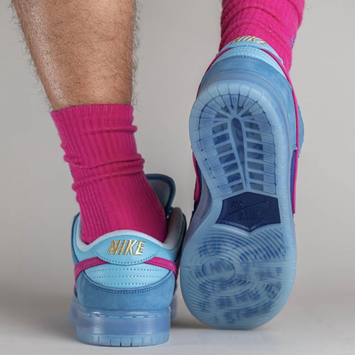 Nike x Run The Jewels SB Dunk Low Deep Royal Blue and Active Pink 착용 스타일 - 3