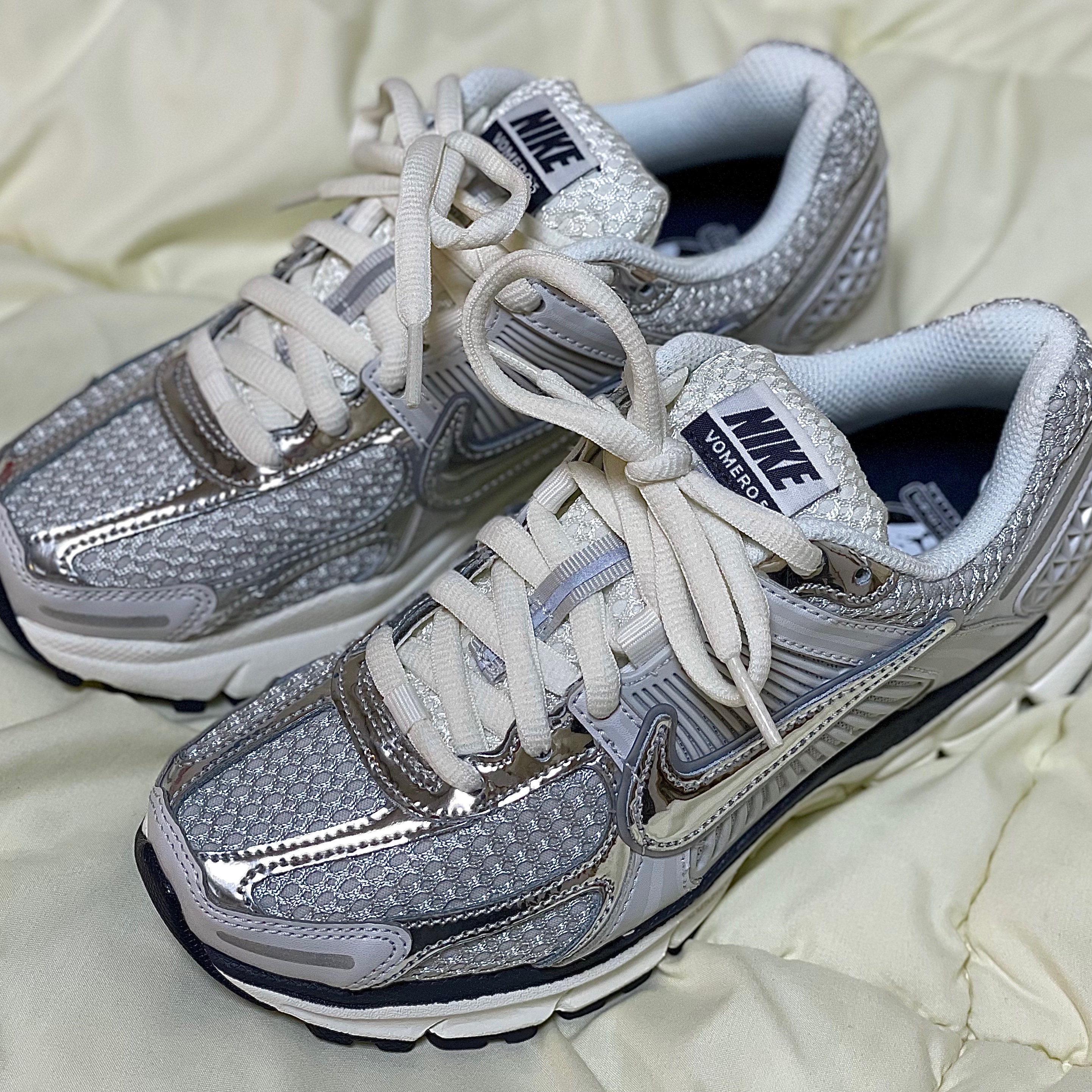 (W) Nike Zoom Vomero 5 Photon Dust and Metallic Silver 착용 스타일 - 2