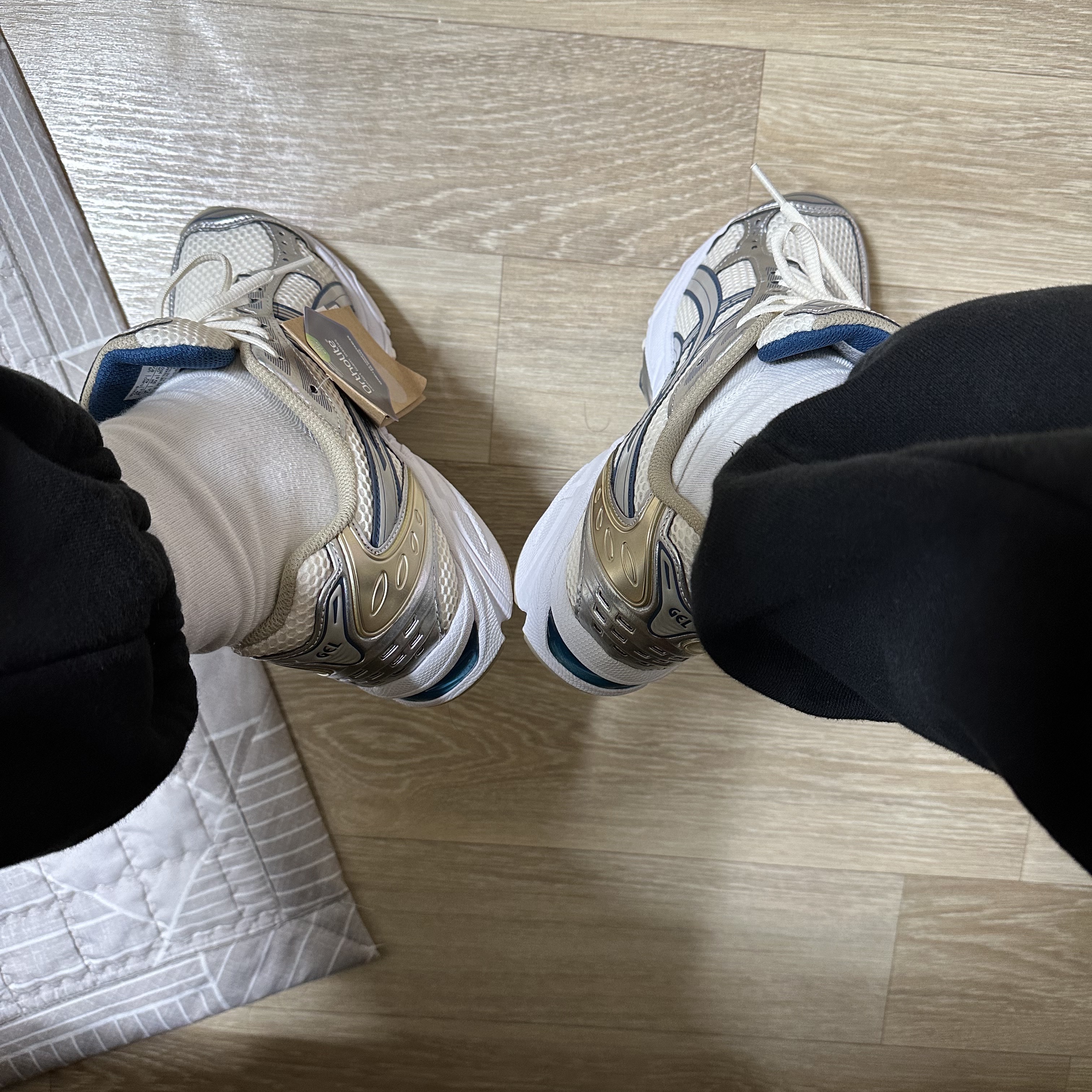 Asics Gel-Kayano 14 Cream Pure Silver 착용 스타일 - 2