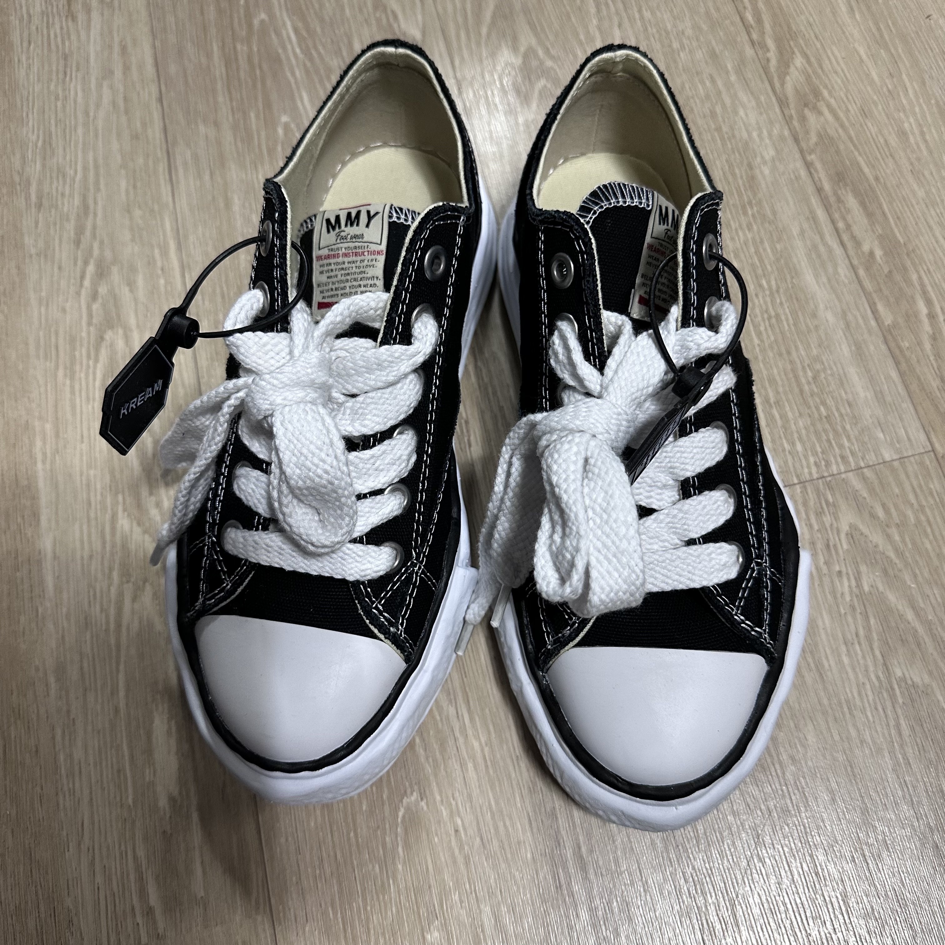 Maison Mihara Yasuhiro Peterson OG Sole Canvas Low Sneakers Black 착용 스타일